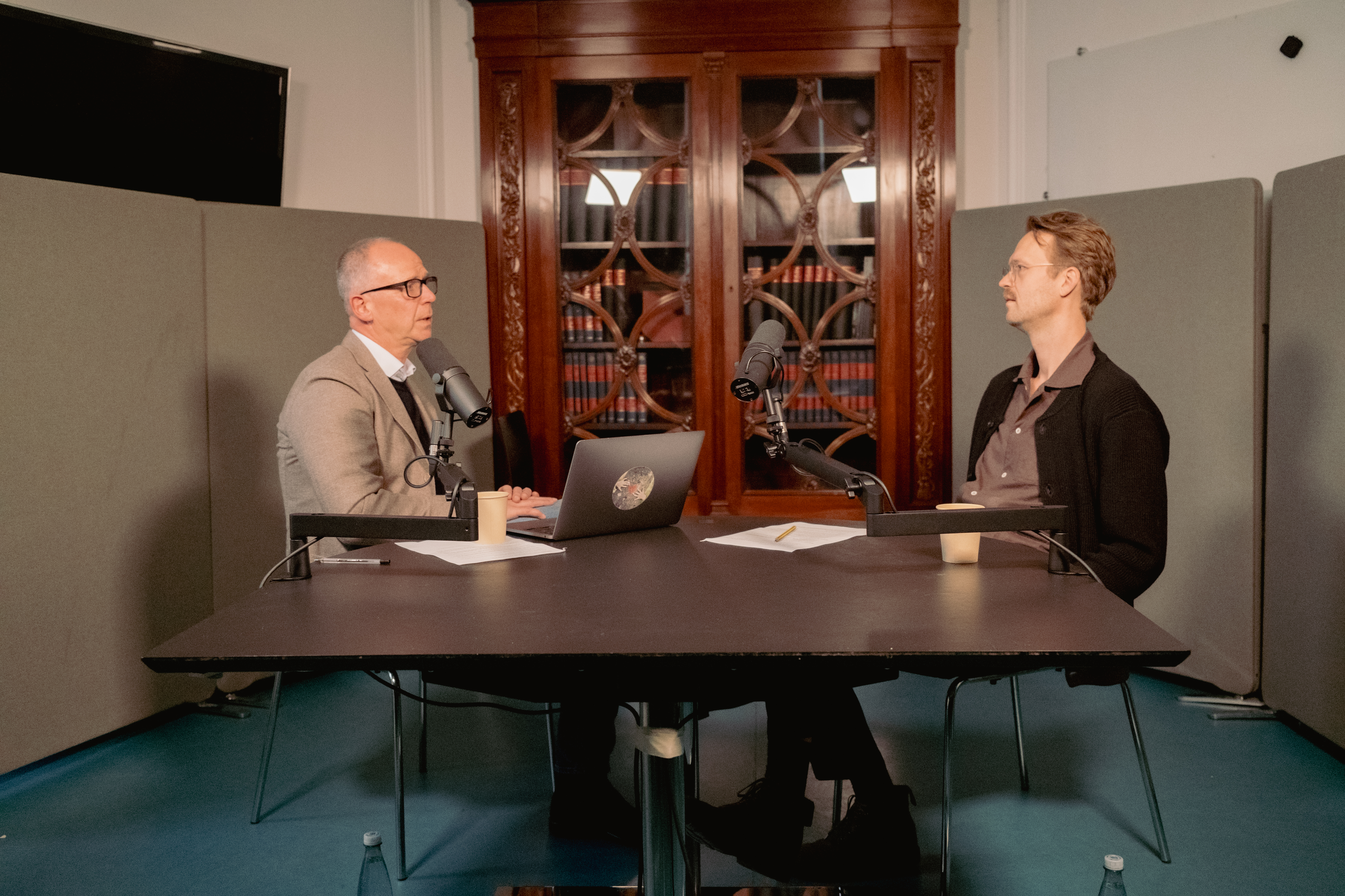 Medarbejdere igang med podcast