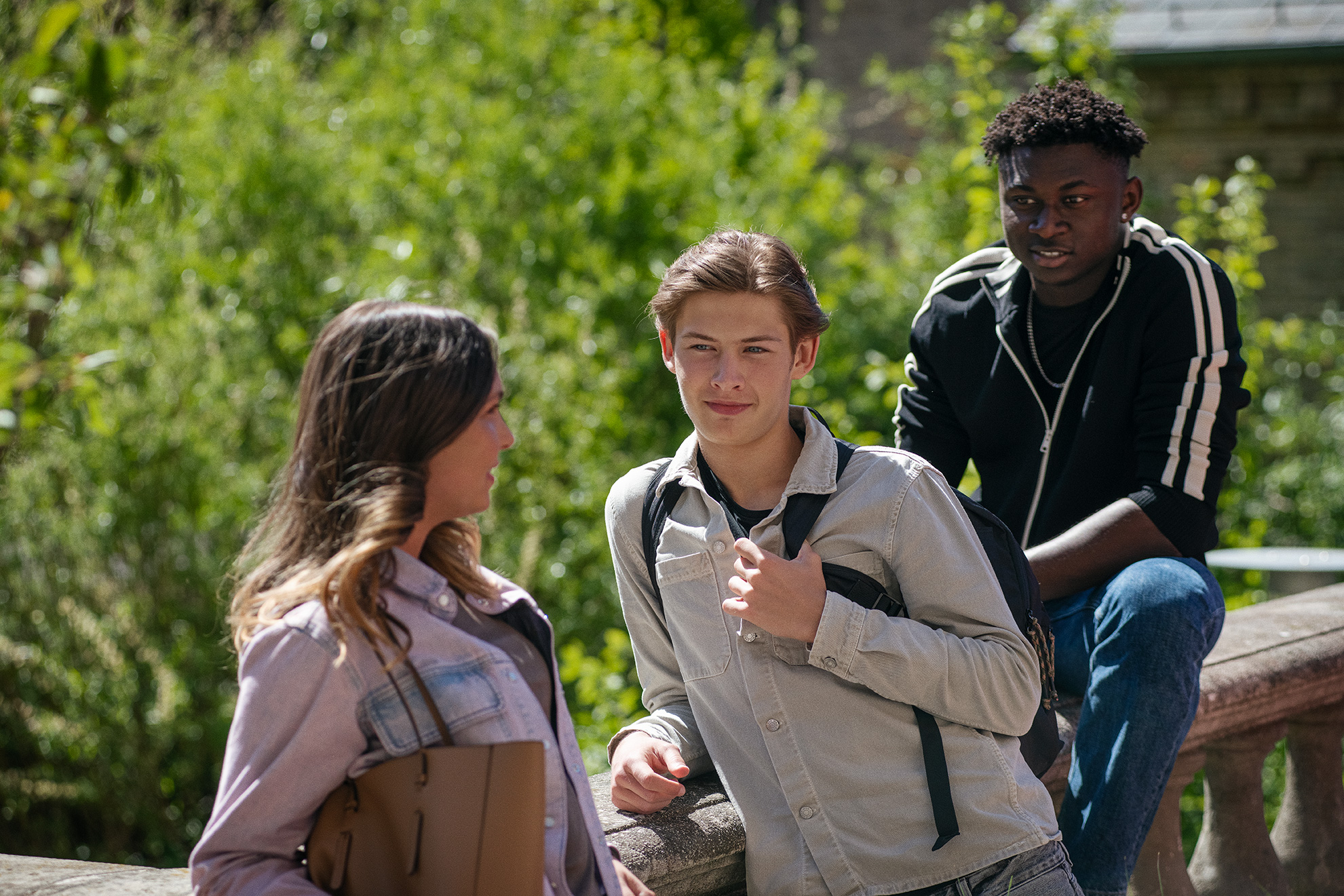 Elever fra EUX-Gymnasiet har en samtale udenfor