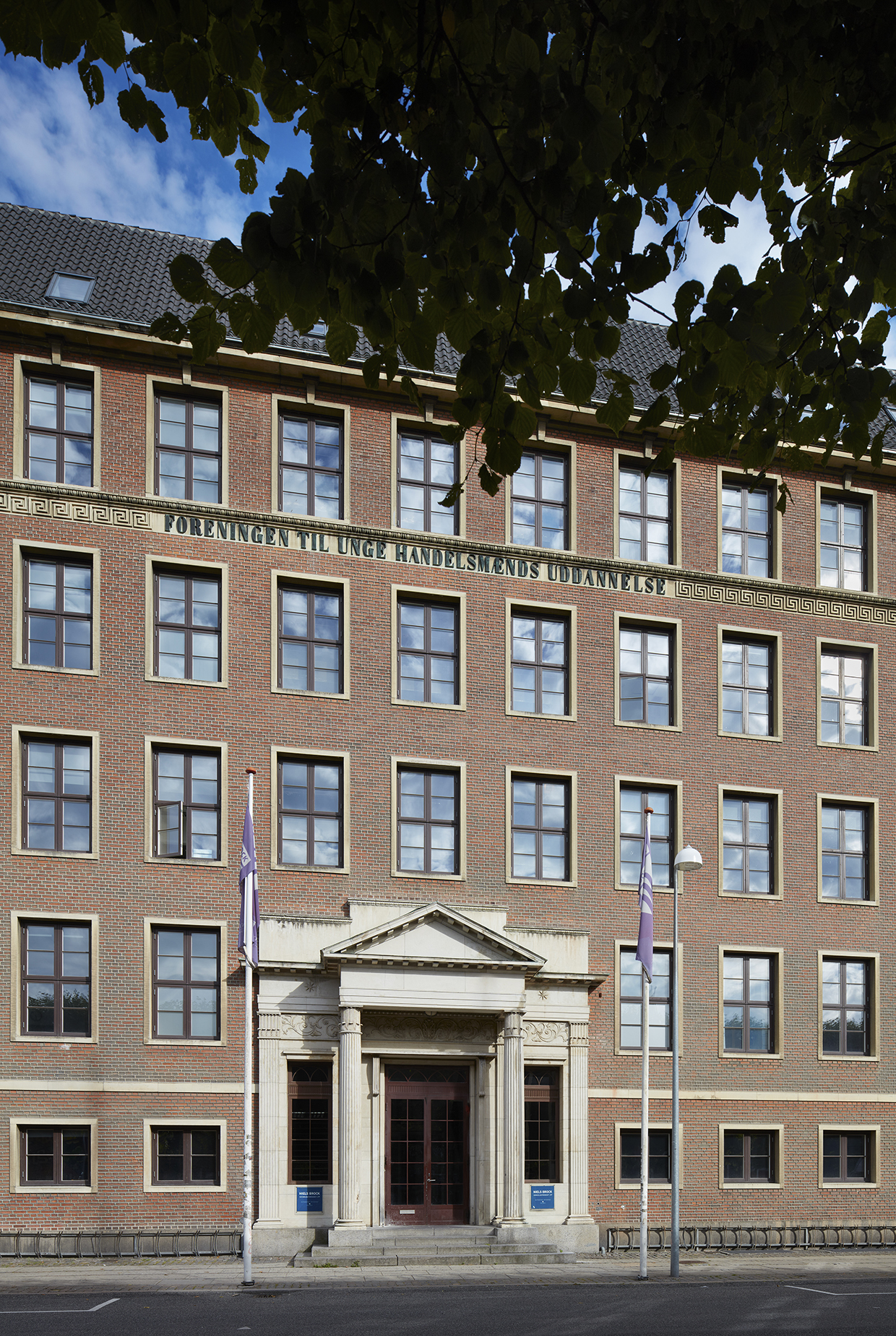 Handelsgymnasiet JTP's facade