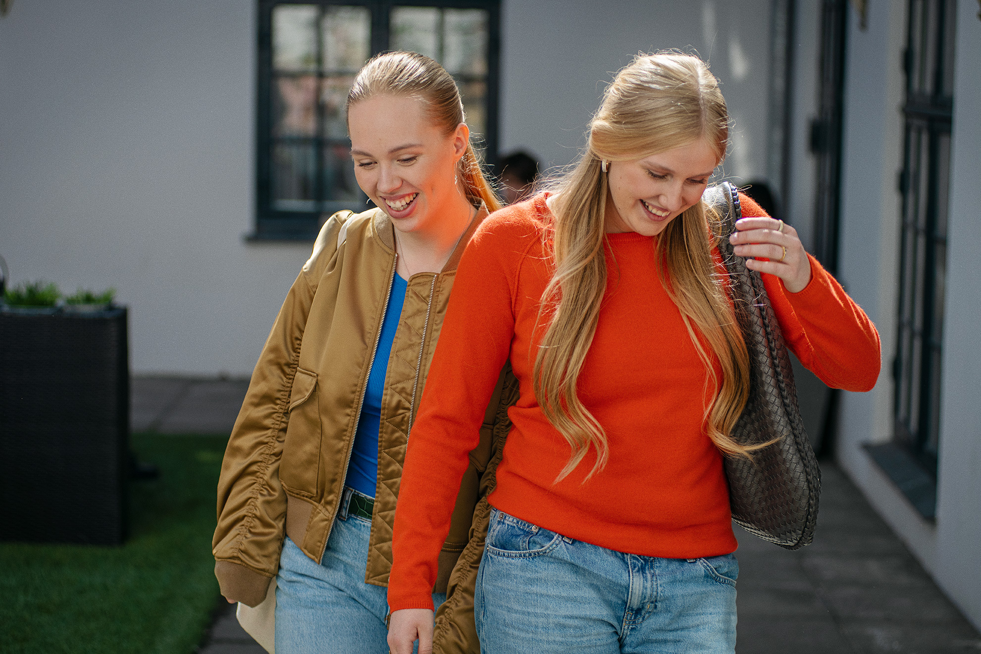 Elever fra Jesper Buchs Iværksætterakademi går og har en samtale