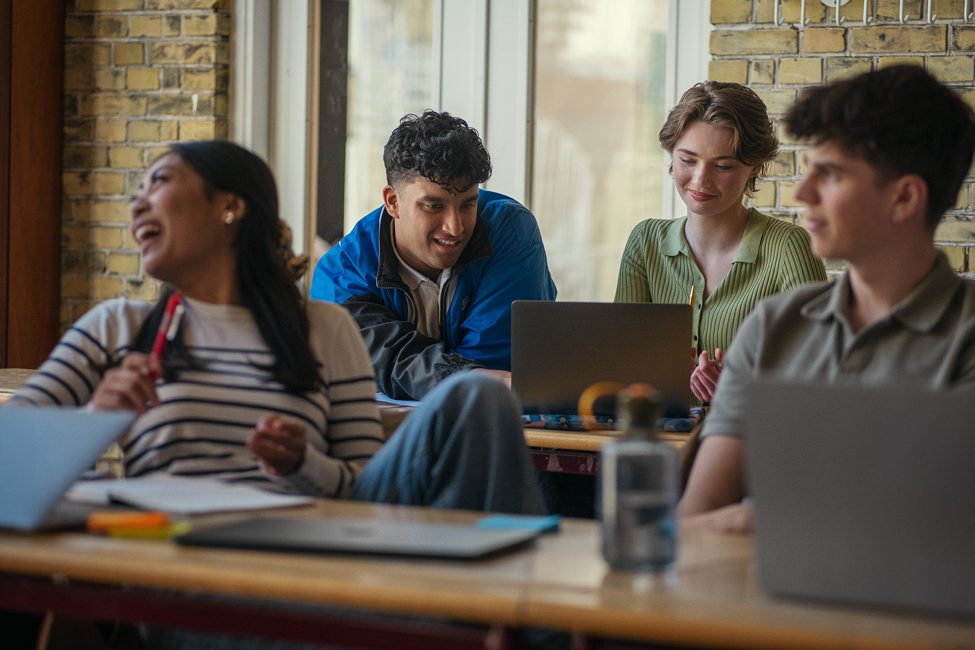 Elever fra Det Internationale Gymnasium har en samtale