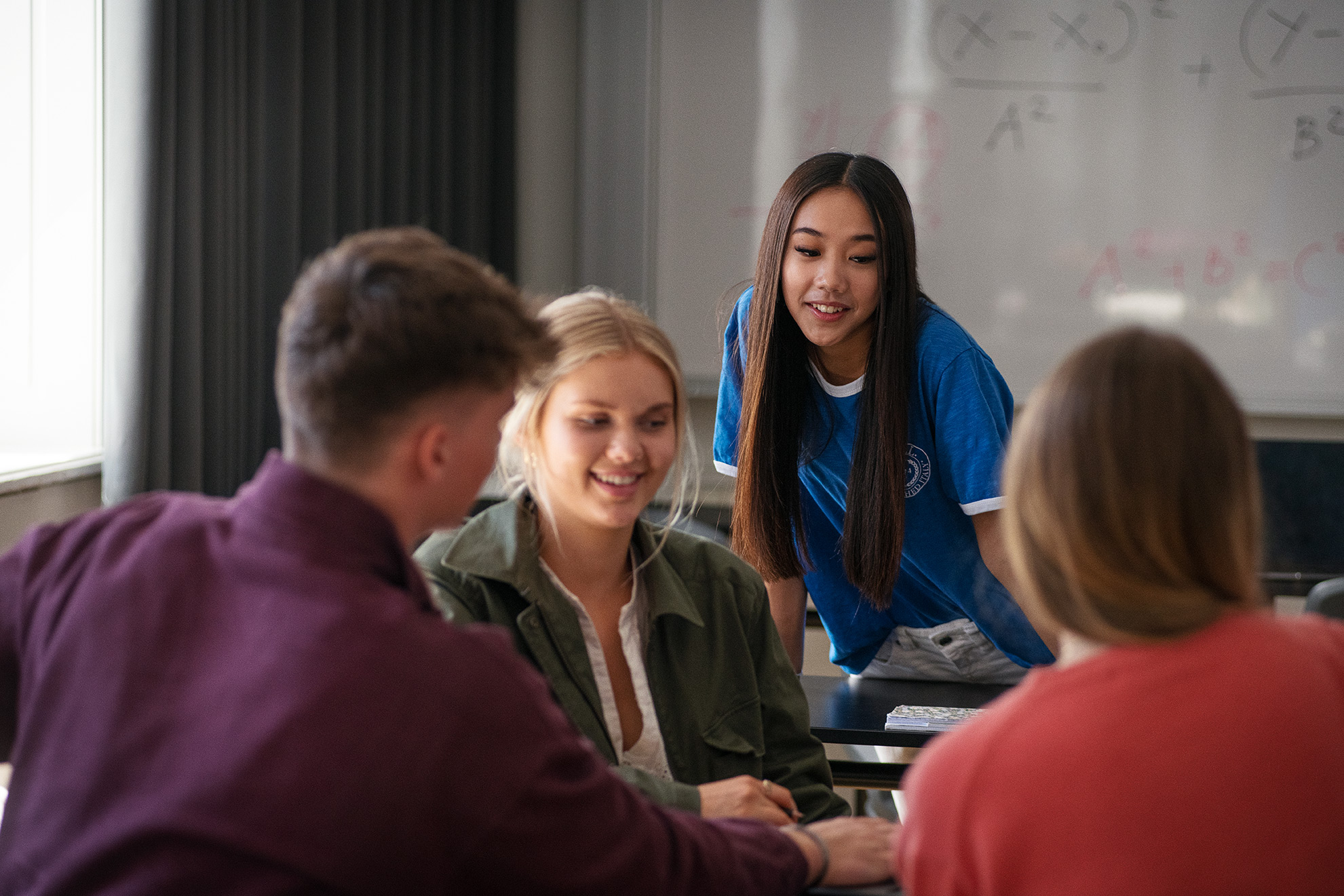 Elever fra Handelsgymnasiet NVG har en samtale