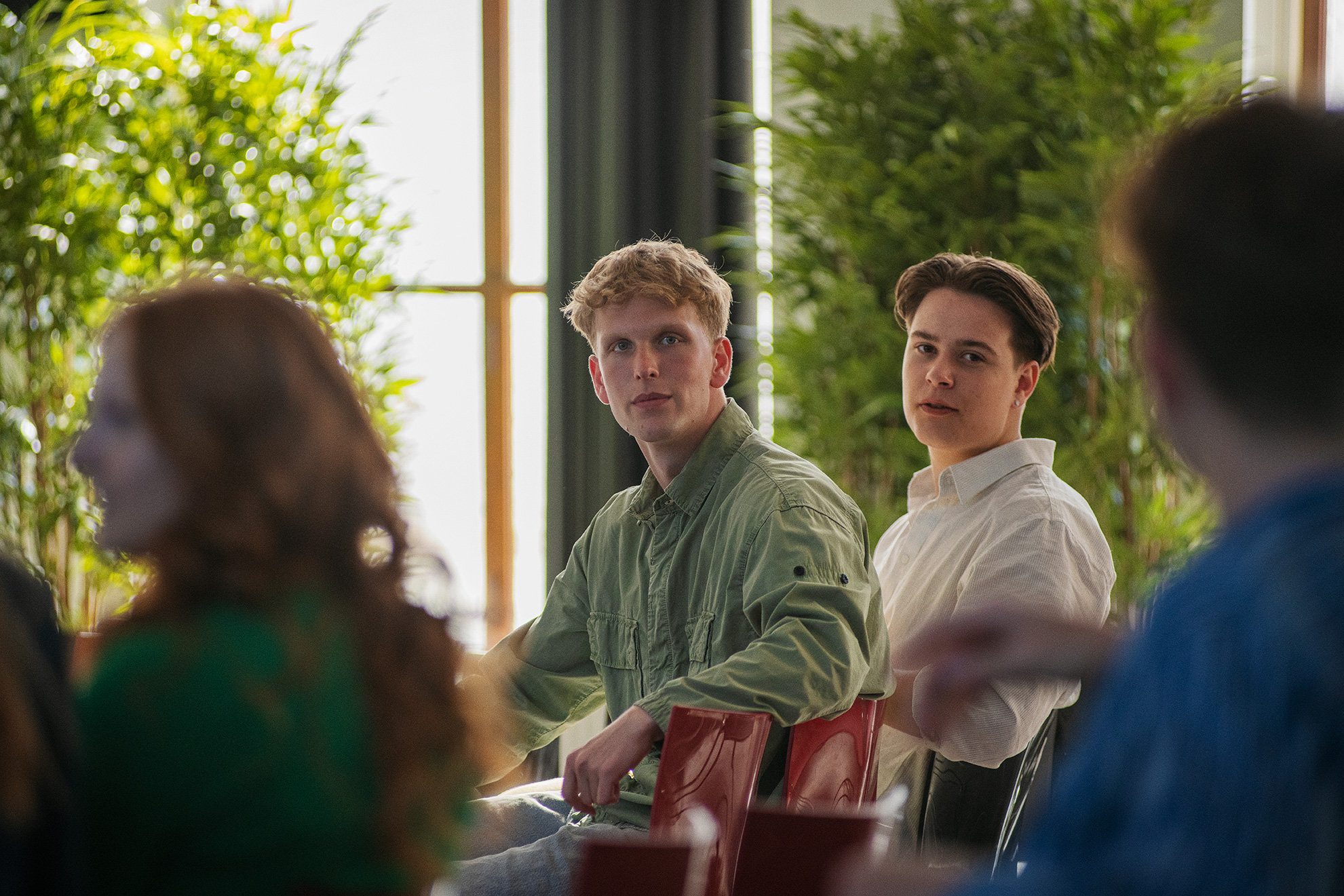 Elever fra Innovationsgymnasiet sider og har en samtale