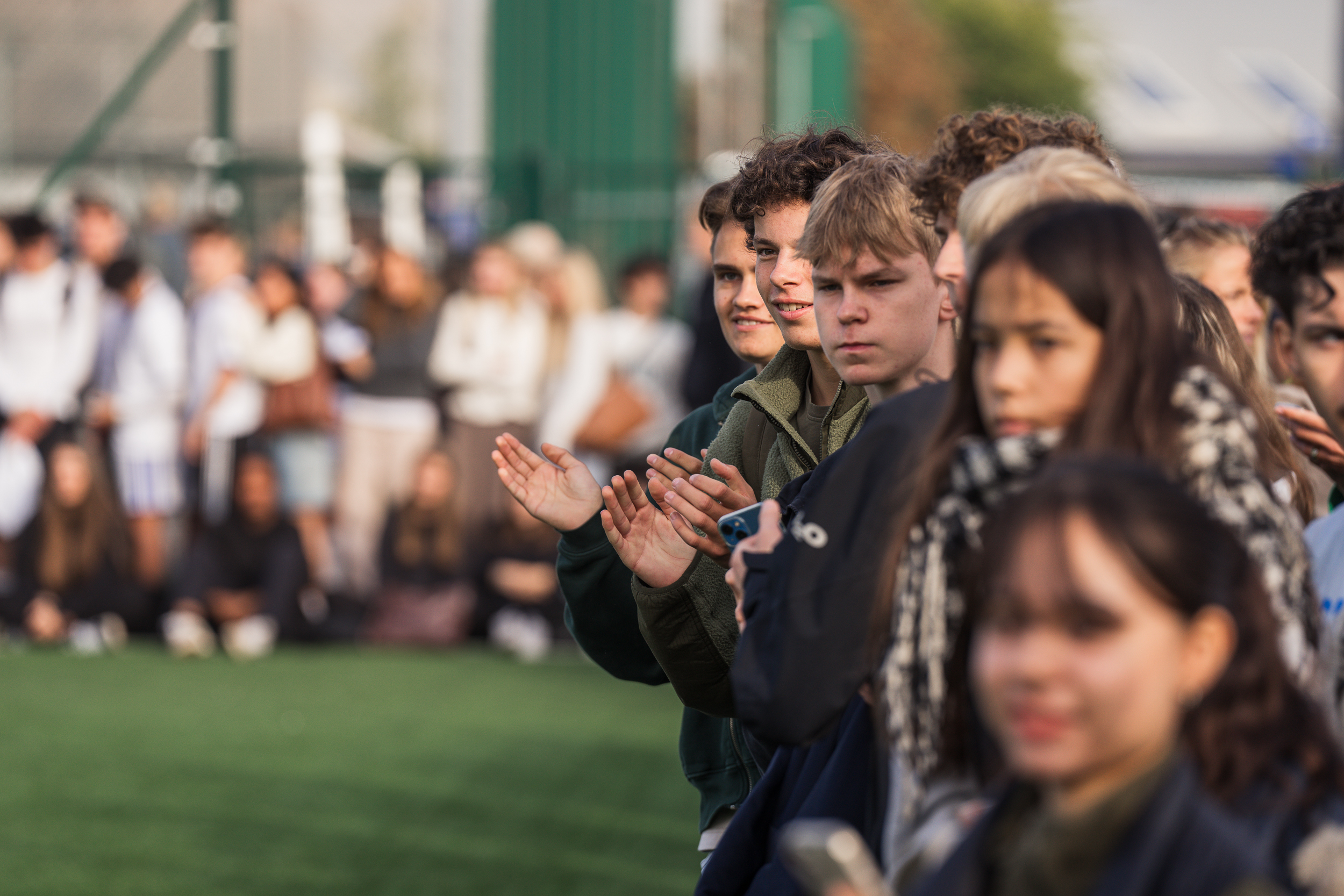Elever står og klapper til Niels Brock Cup