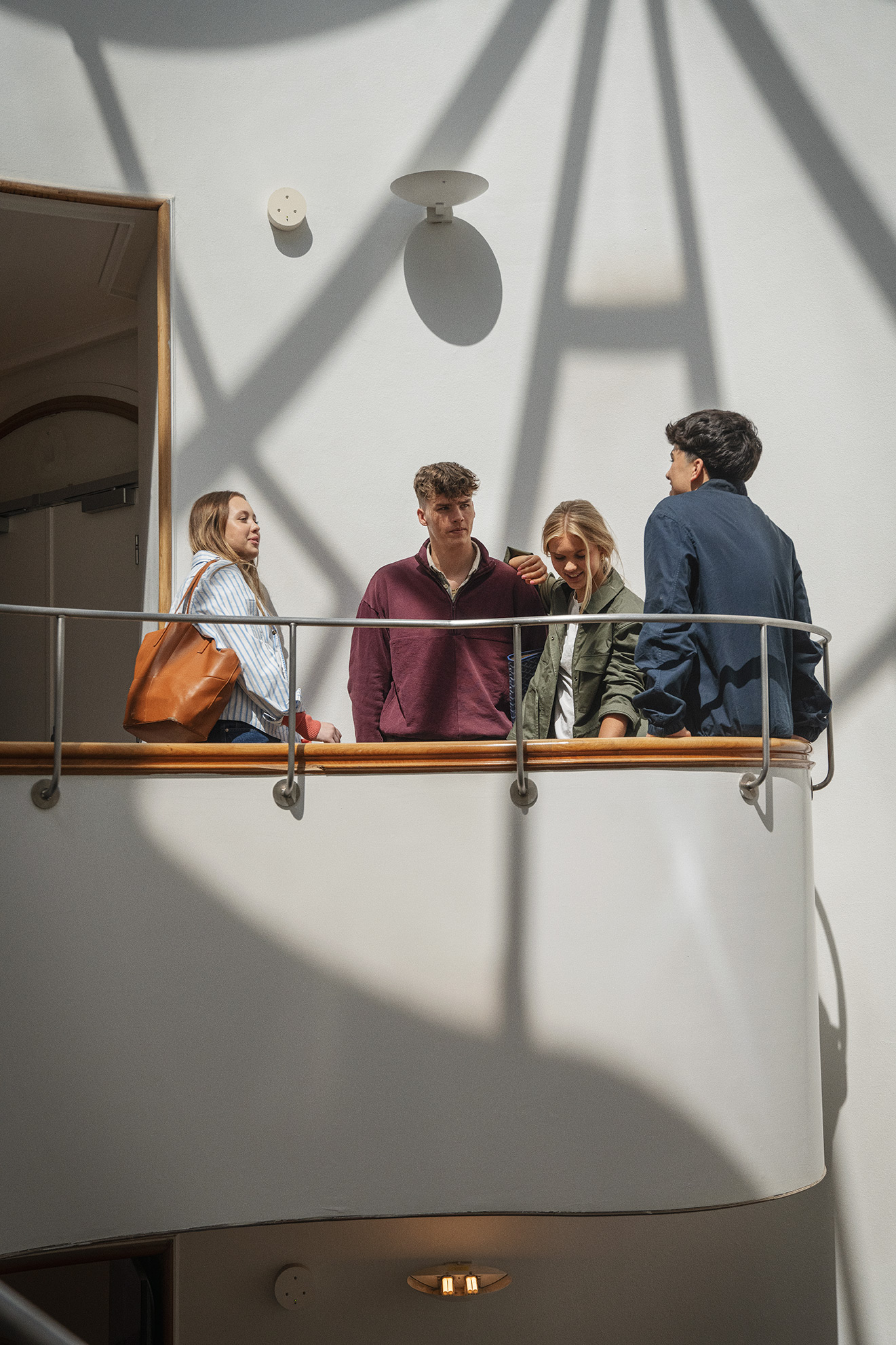 Elever fra Handelsgymnasiet NVG har en samtale