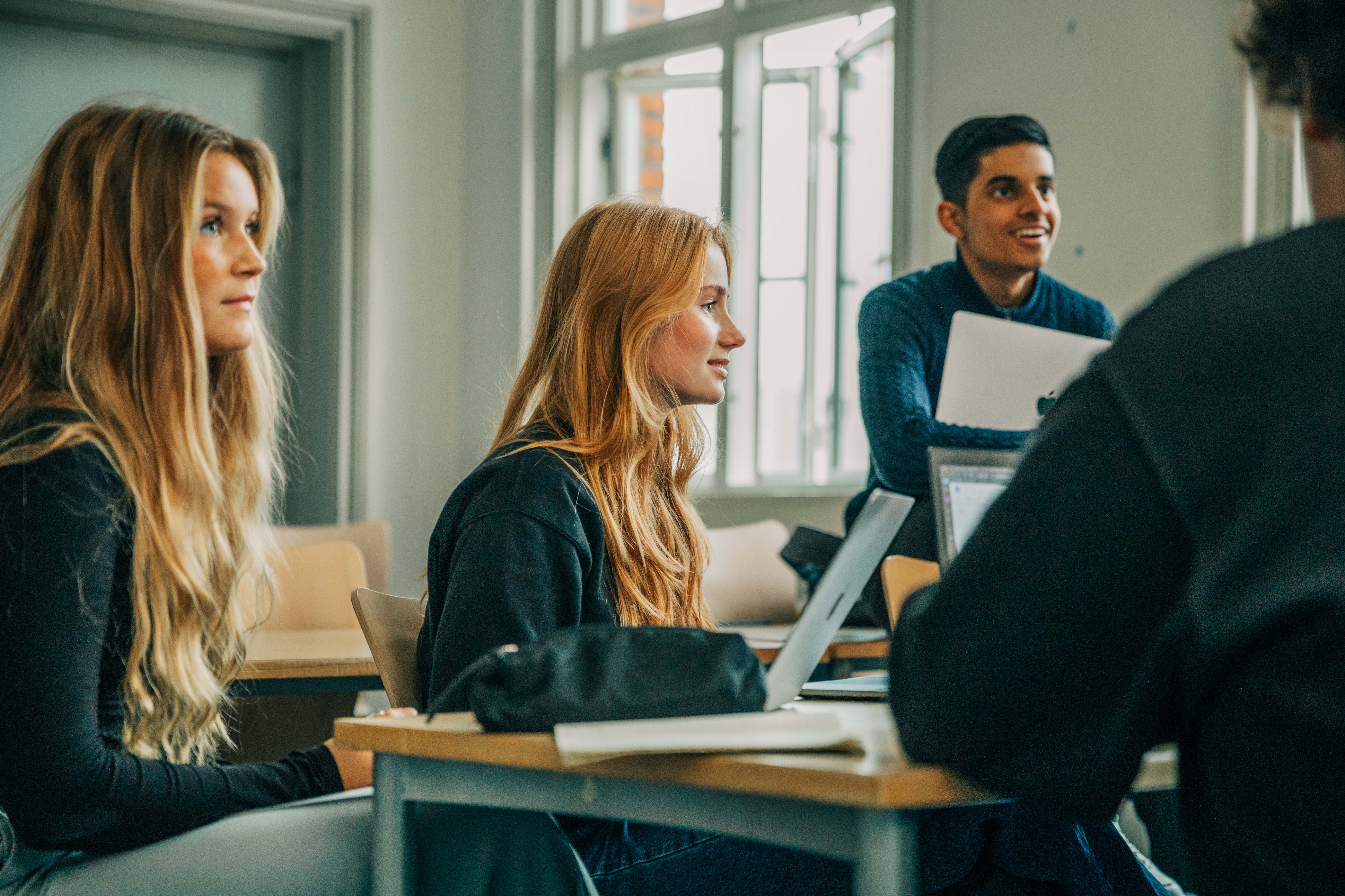 Elever der snakker sammen