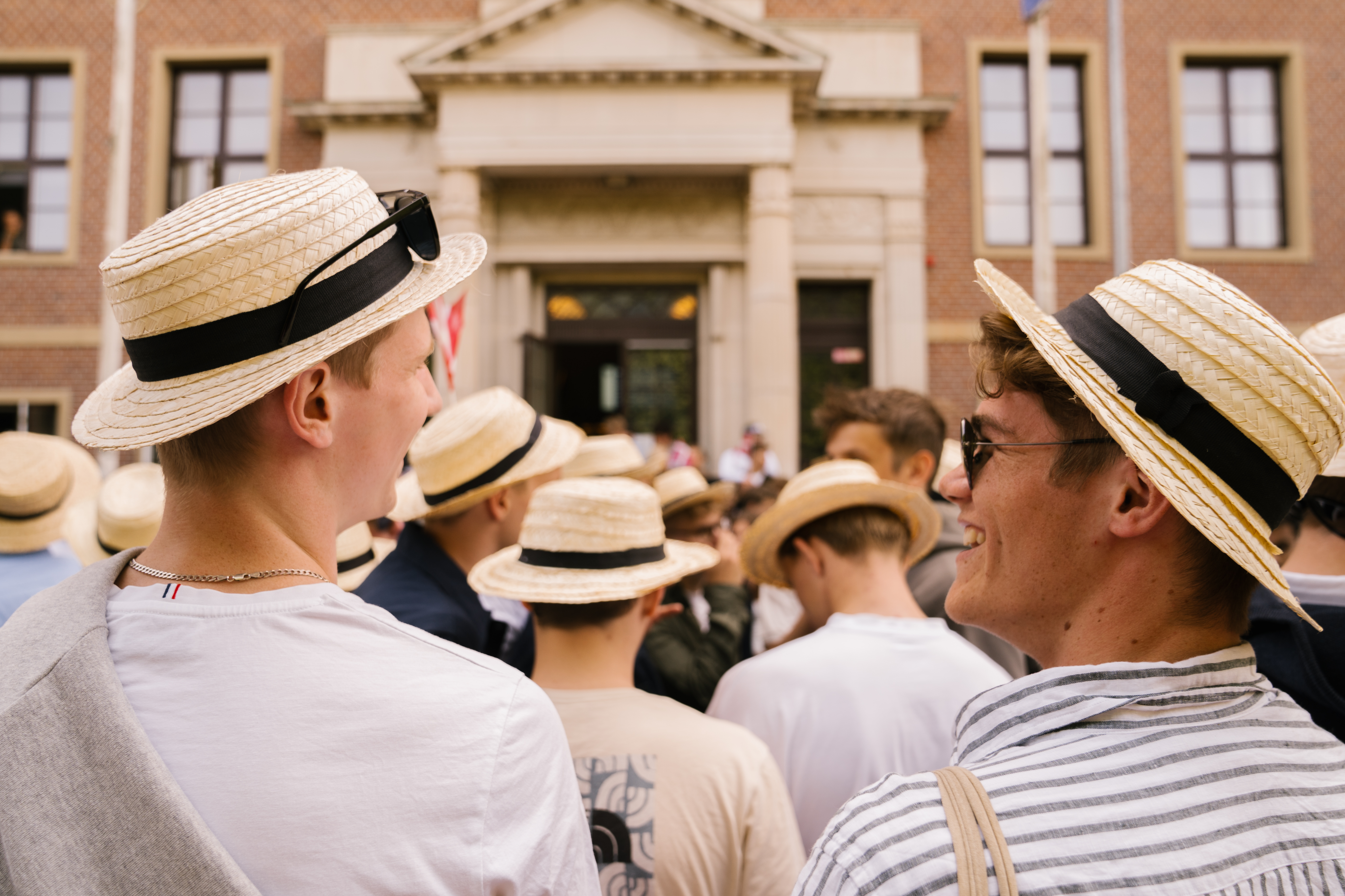 Elever står med stråhatte på til stråhattedag
