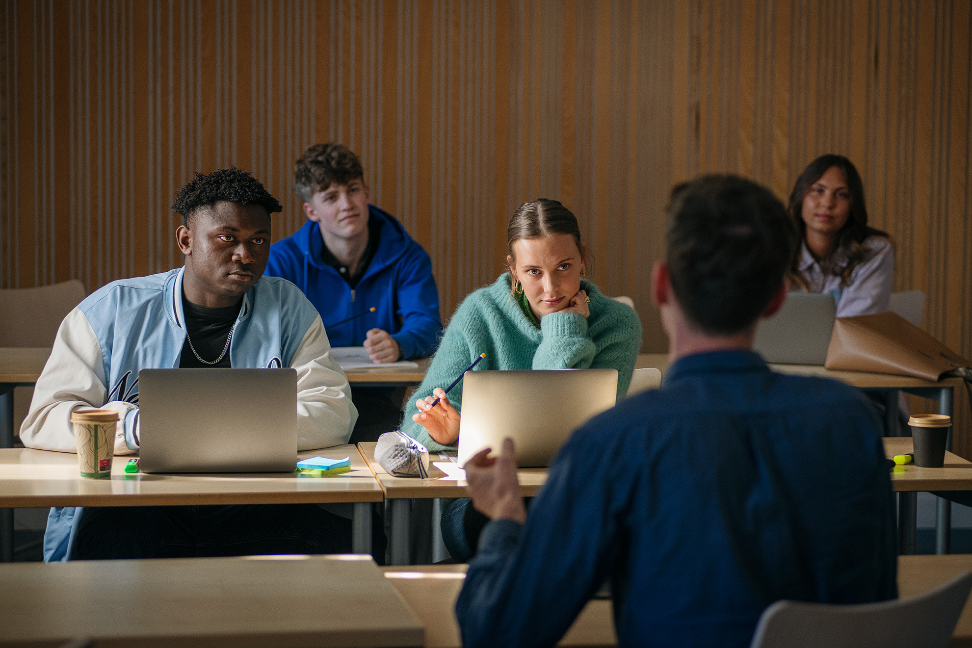 Elever fra Erhvervsuddannelsen sider til undervisning