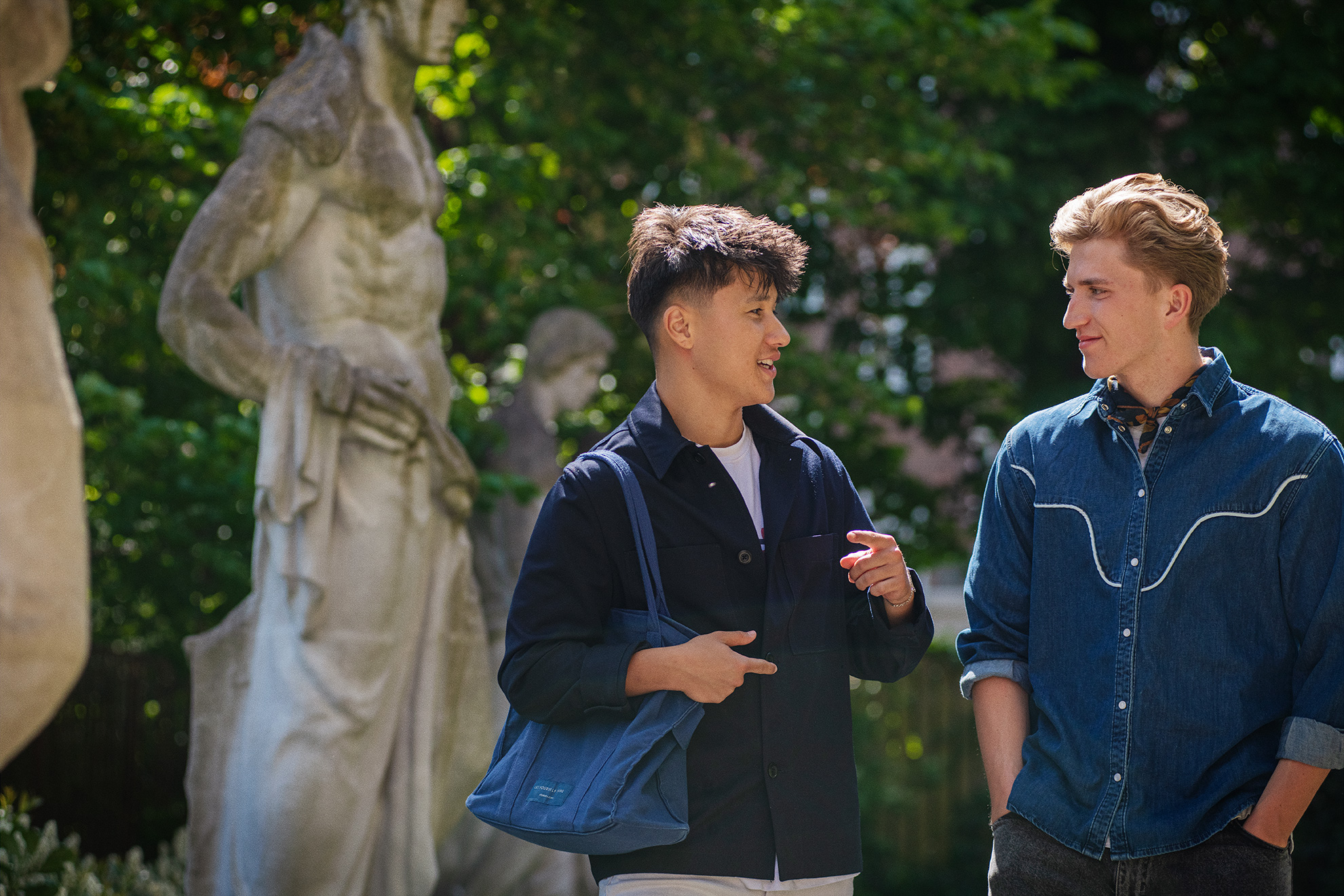 Elever fra Handelsgymnasiet JTP har en samtale