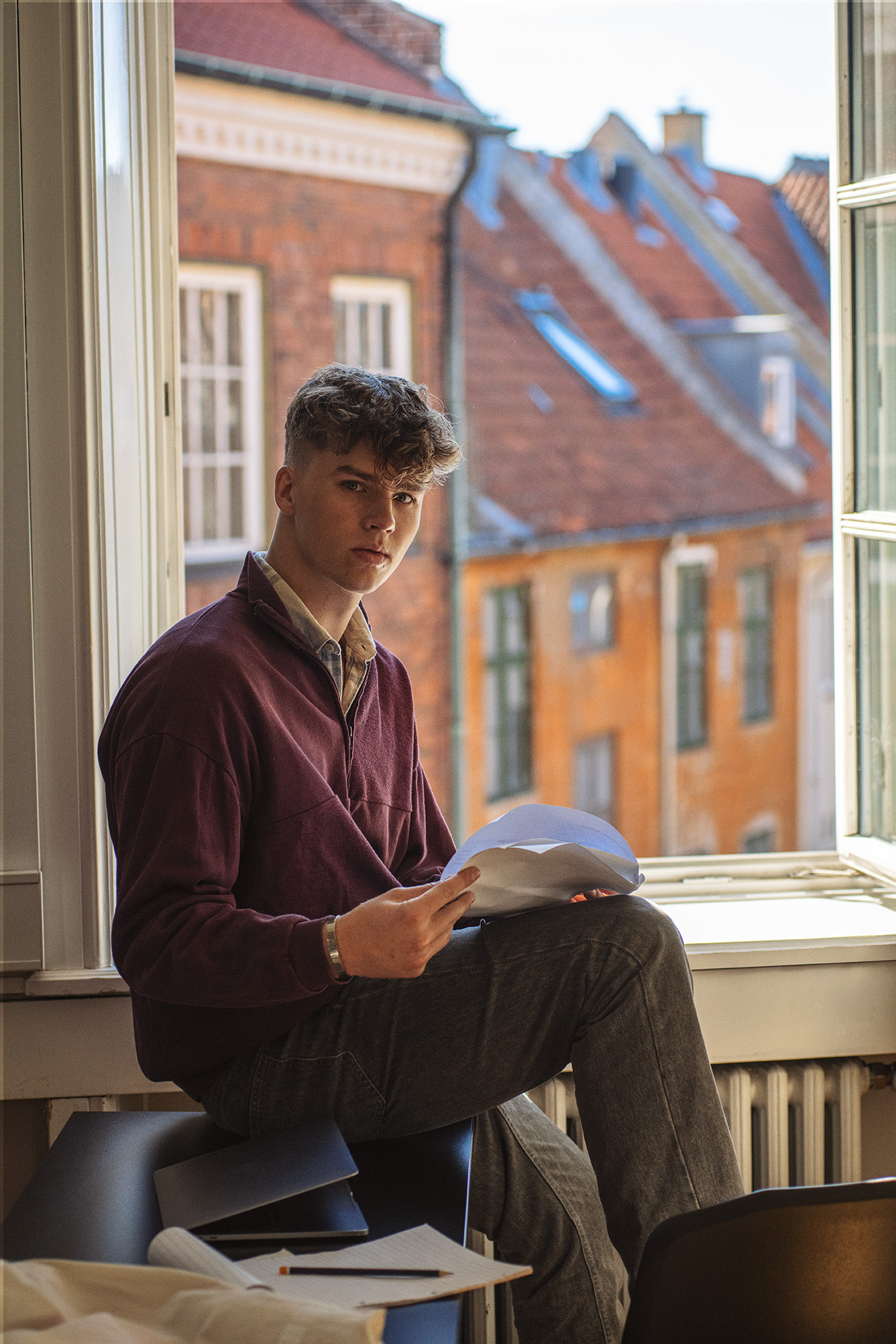 Elev fra Handelsgymnasiet NVG sider og læser