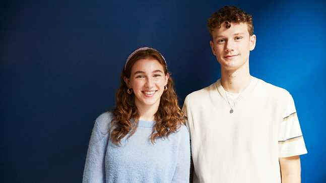 Portrætbillede af HHX NVG elever med blå baggrund