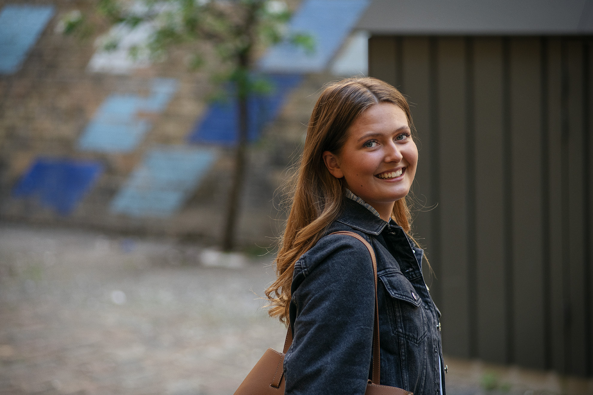 Elev fra Det Internationale Gymnasium står udenfor