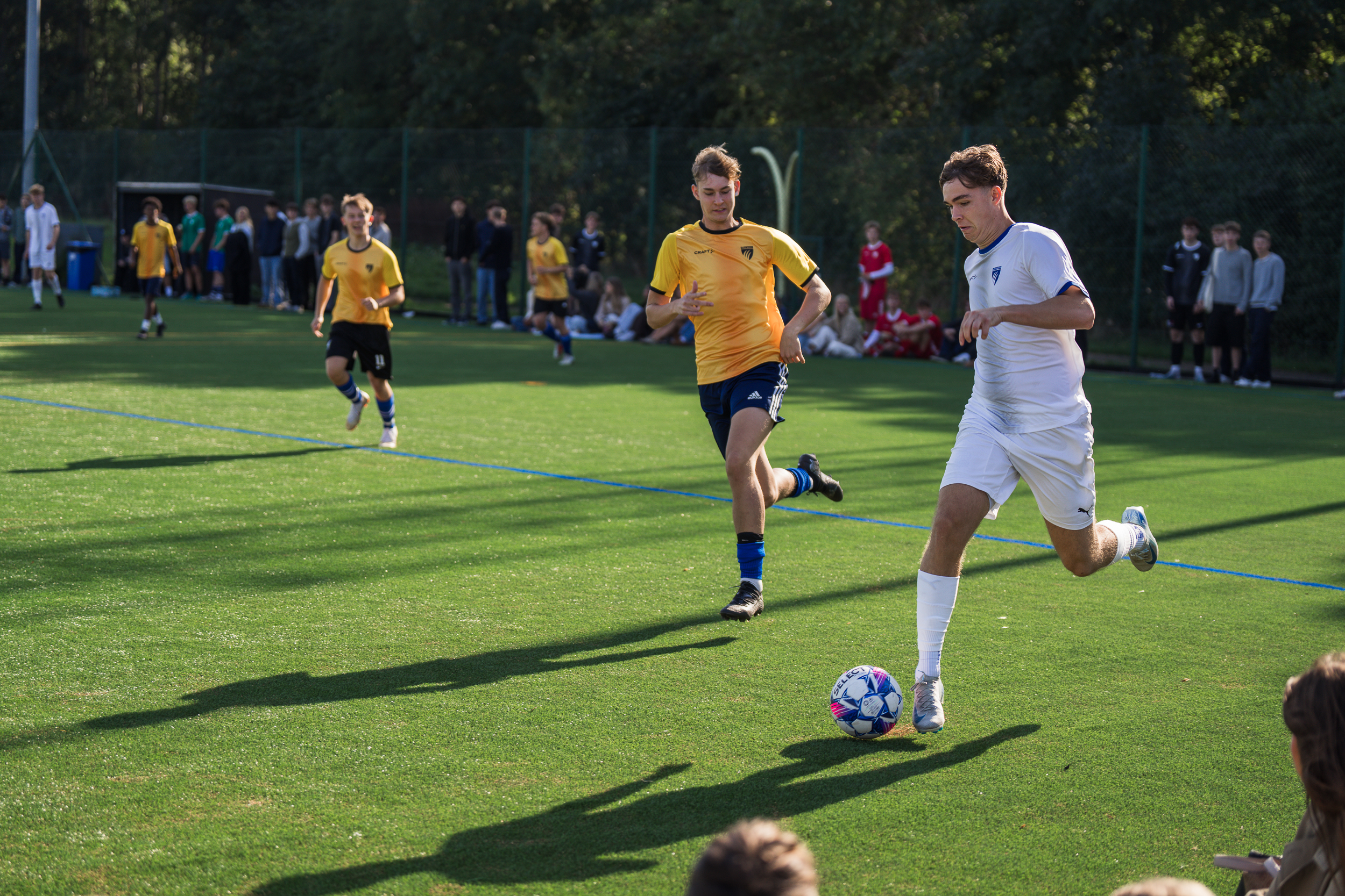 Elever spiller fodbold til Niels Brock Cup