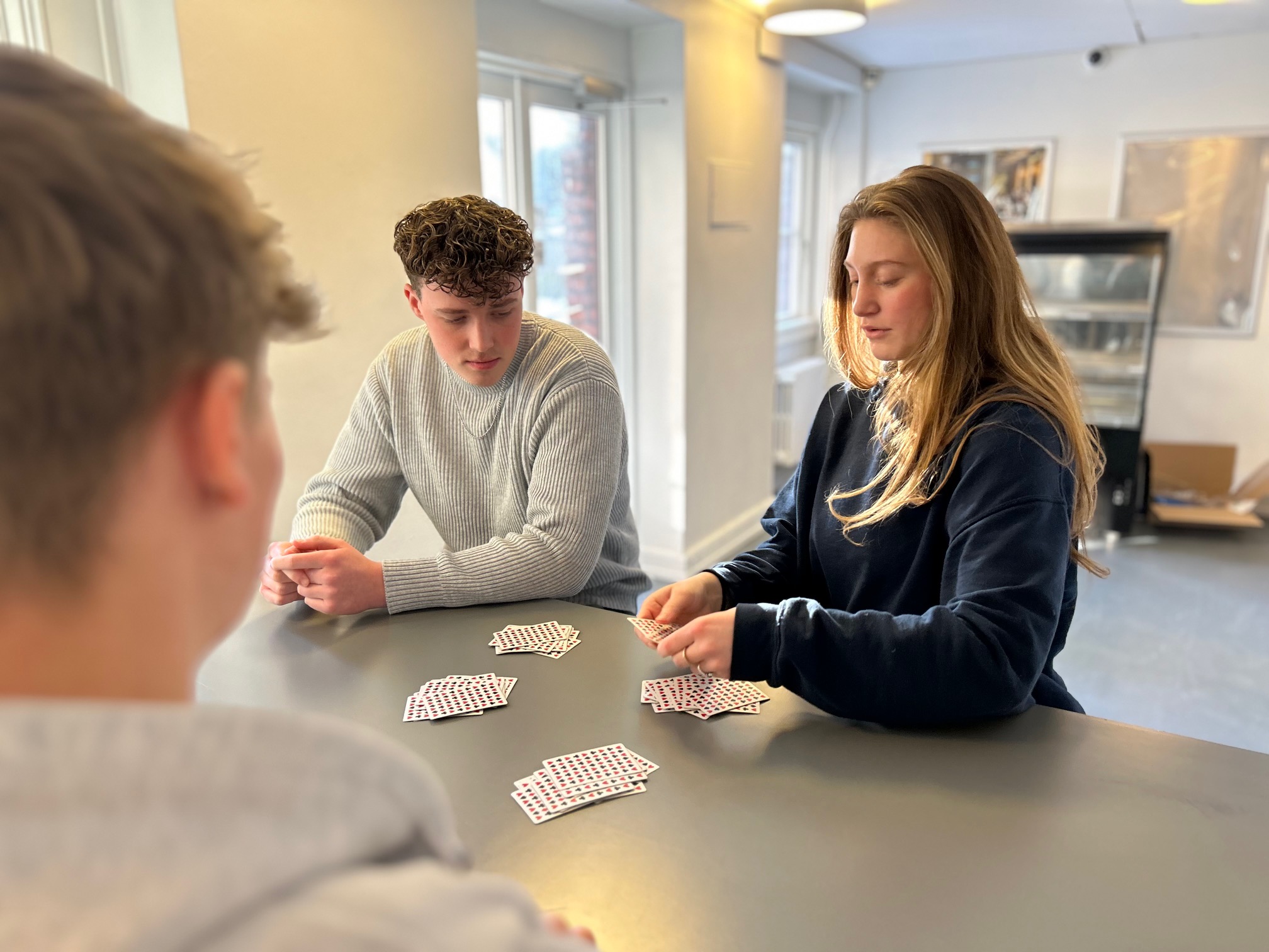 Elever sider og spiller kort