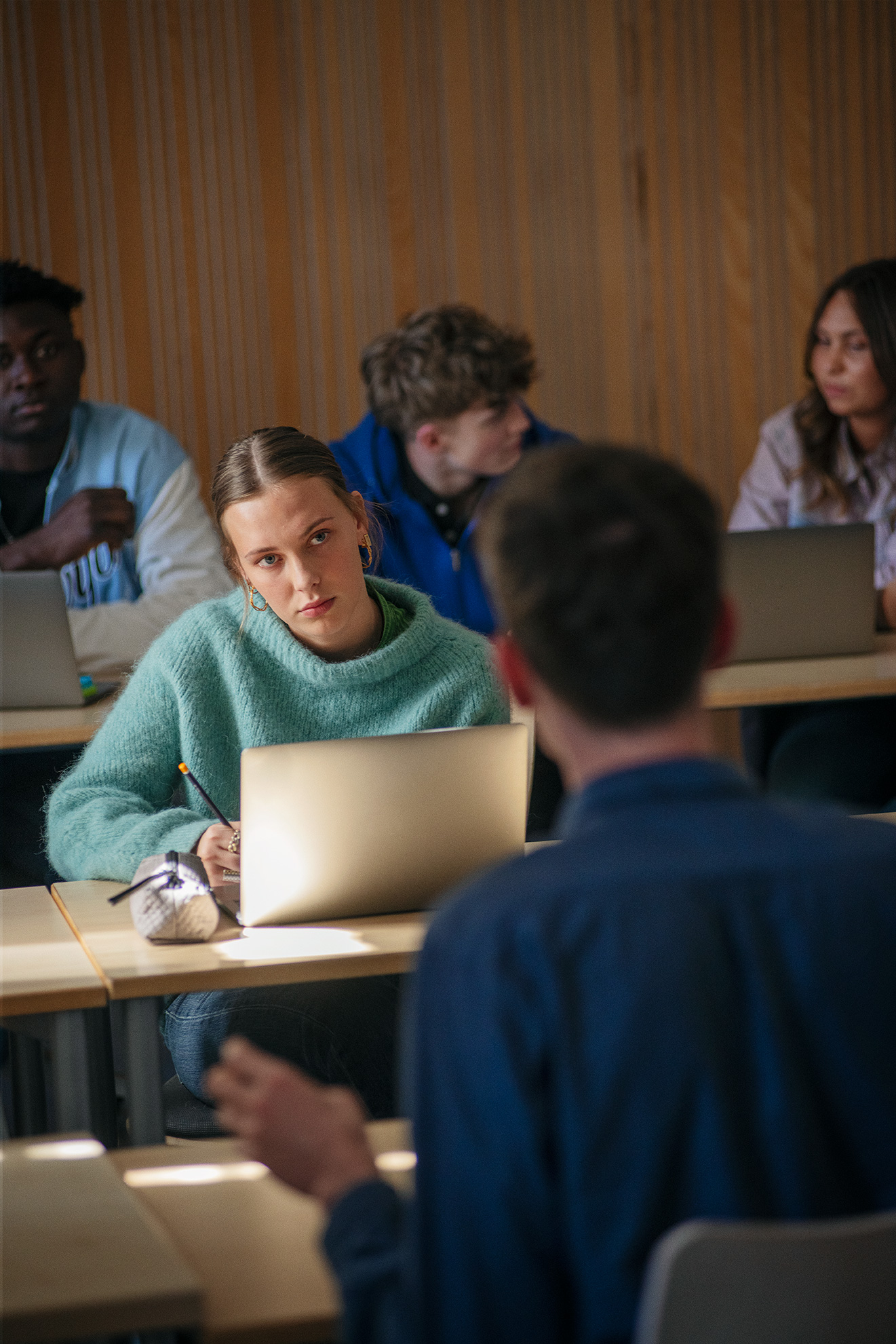 Elever fra EUX-Gymnasiet sider til undervisning