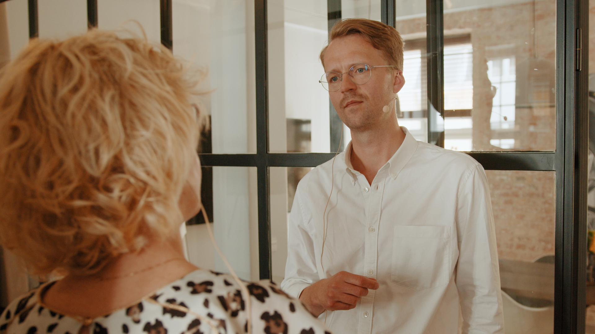 To medarbejder der står og har en samtale