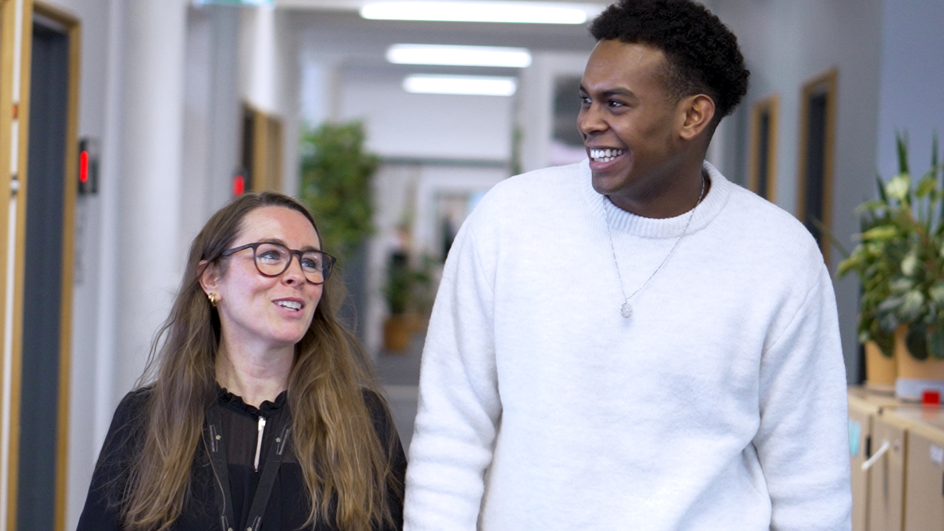 Elev og medarbejder går sammen og taler