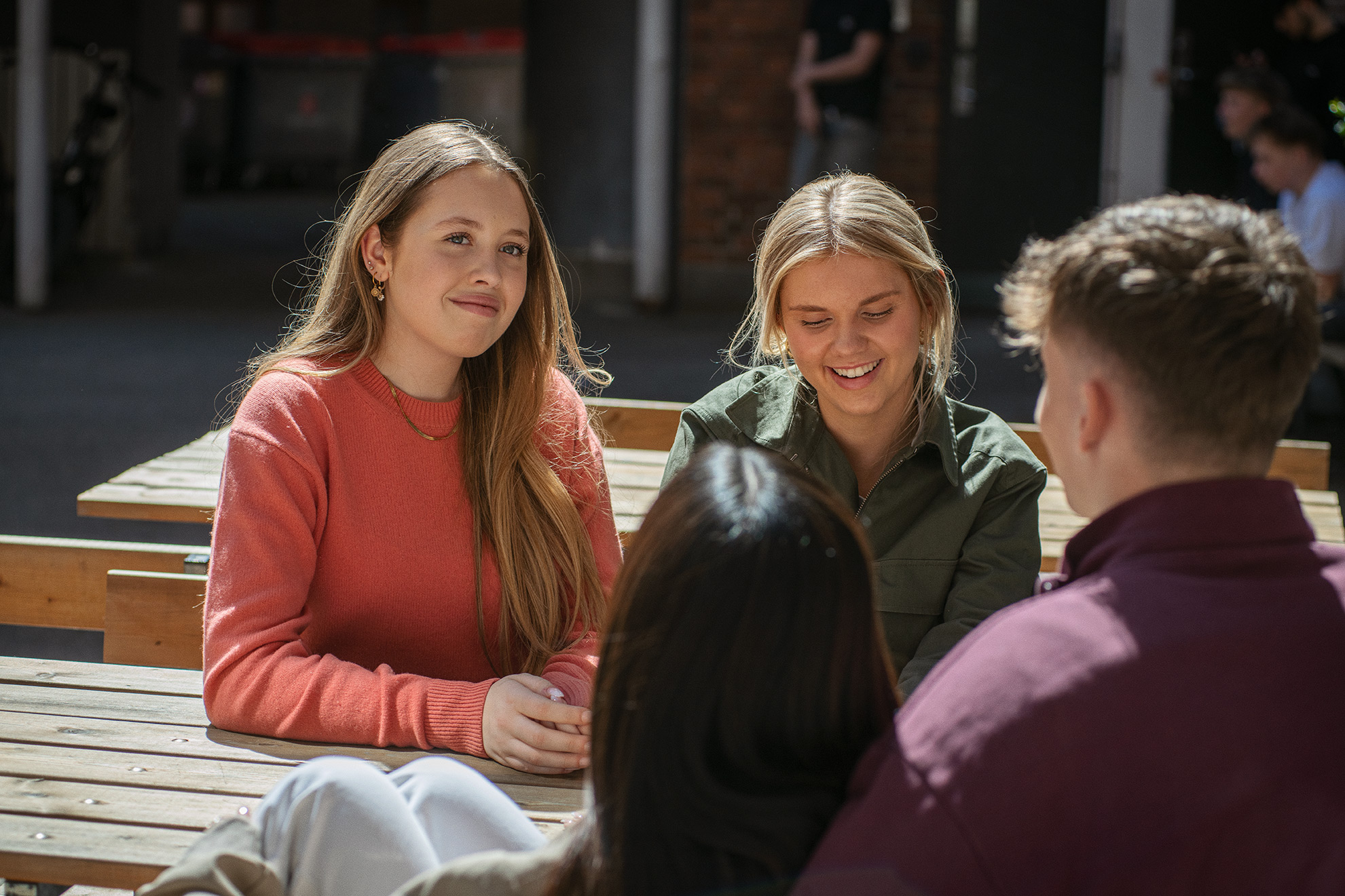 Elever fra Handelsgymnasiet NVG har en samtale
