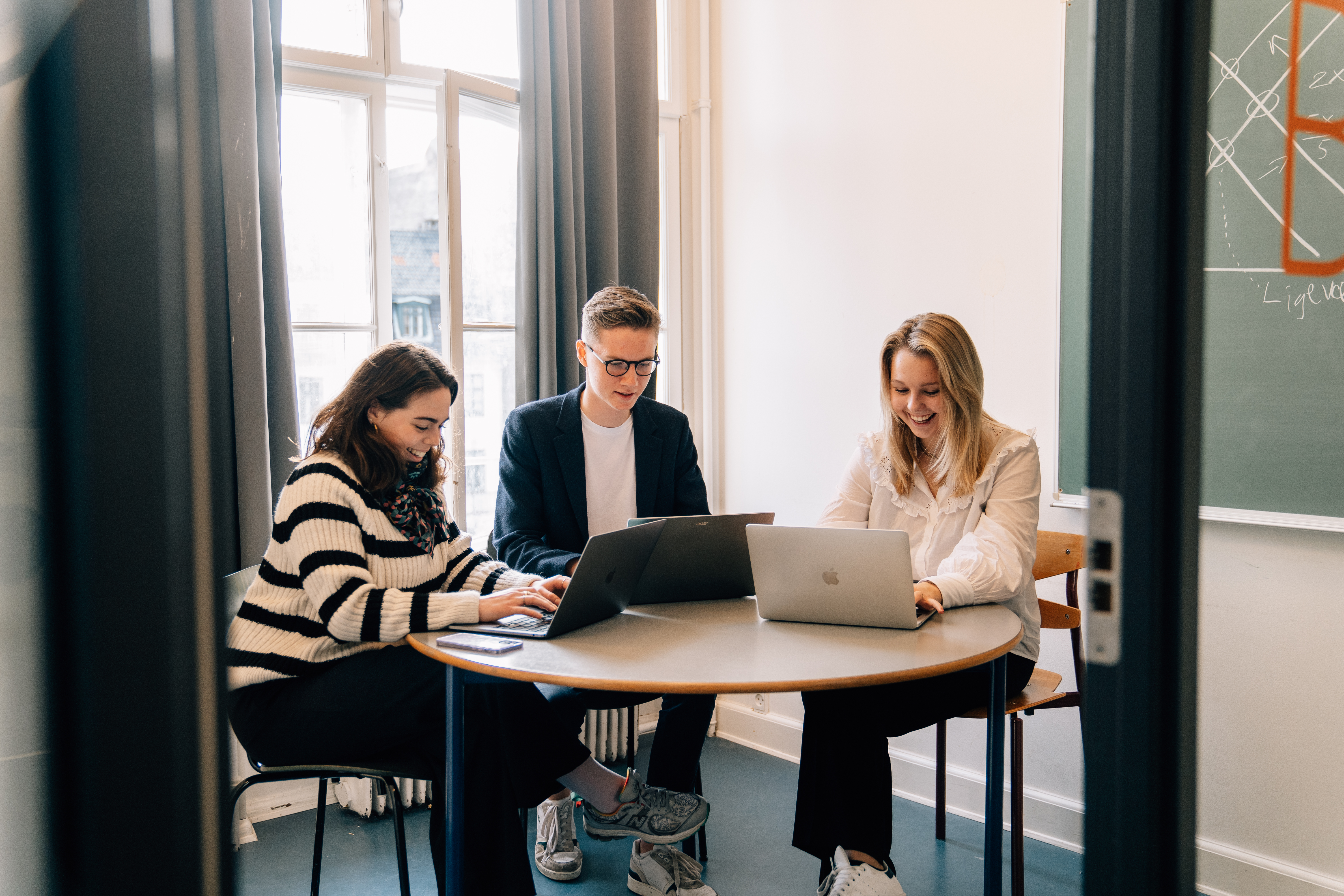 Elever der arbejder på deres computere