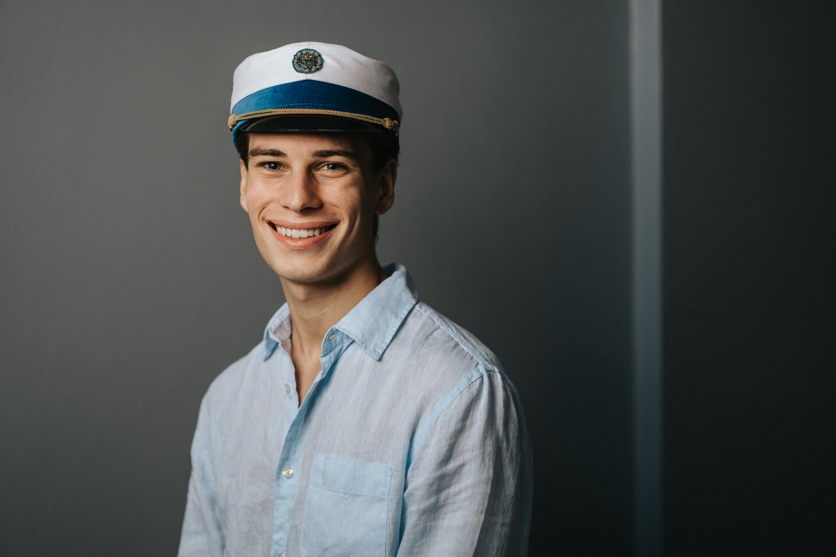 Portræt af elev med studenterhue på