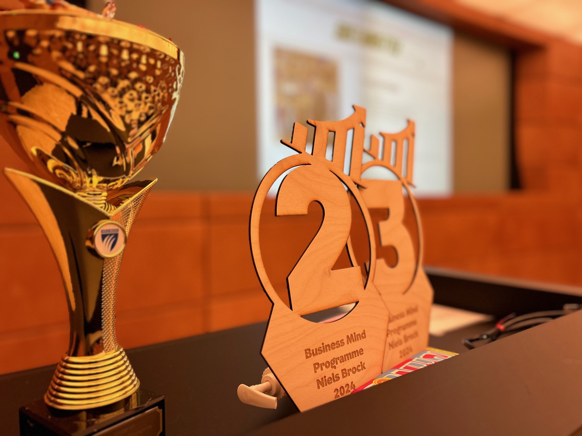 Trofæ fra Business Mind Programme Niels Brock 2024