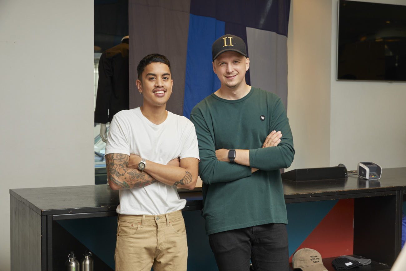 To personer i en butik