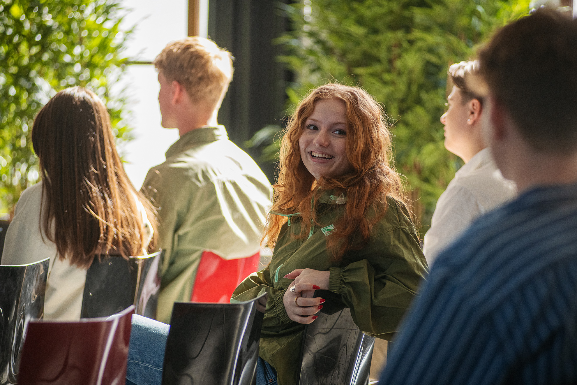 Elever fra Innovationsgymnasiet har en samtale