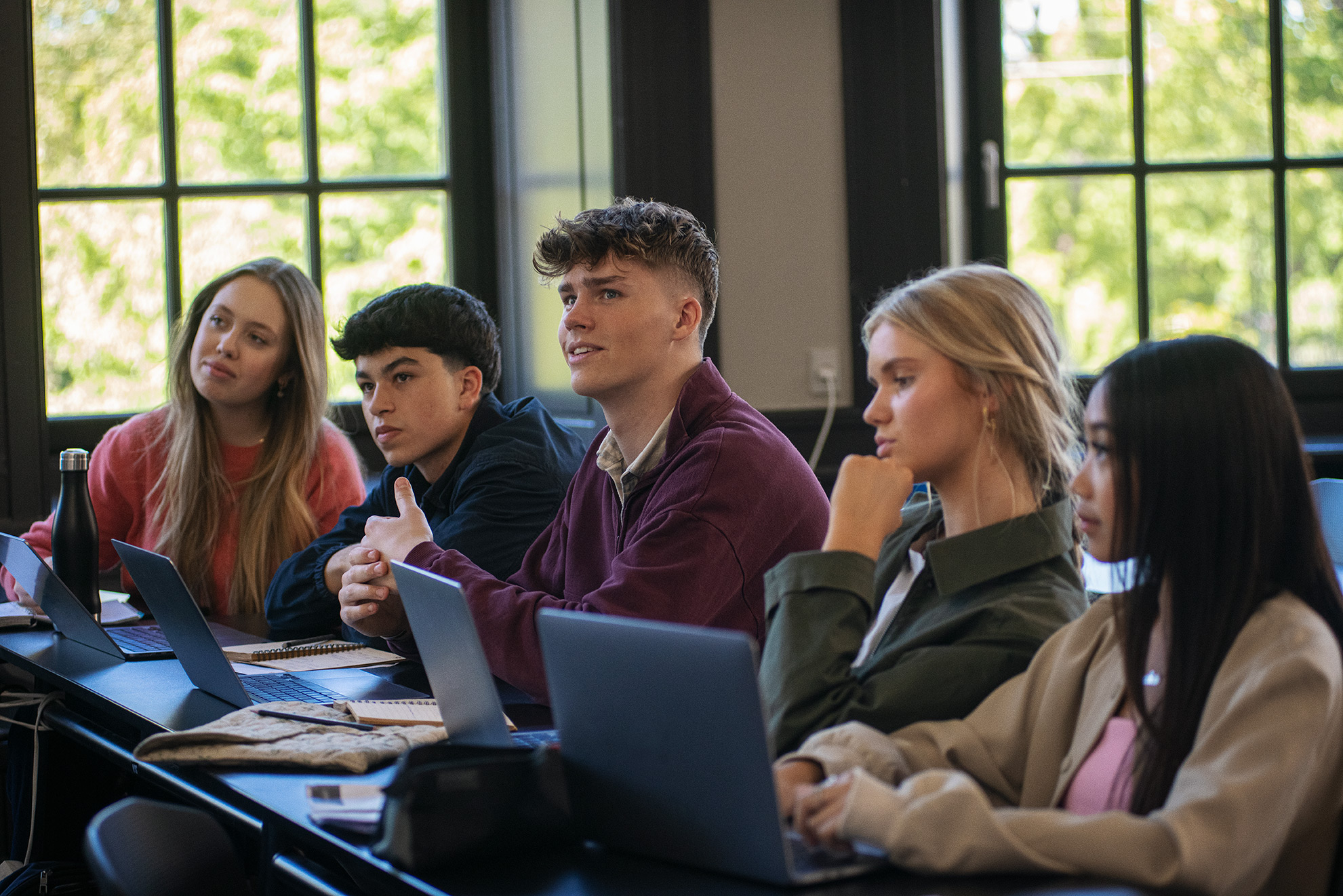 Elever fra Handelsgymnasiet NVG sider i et klasselokale