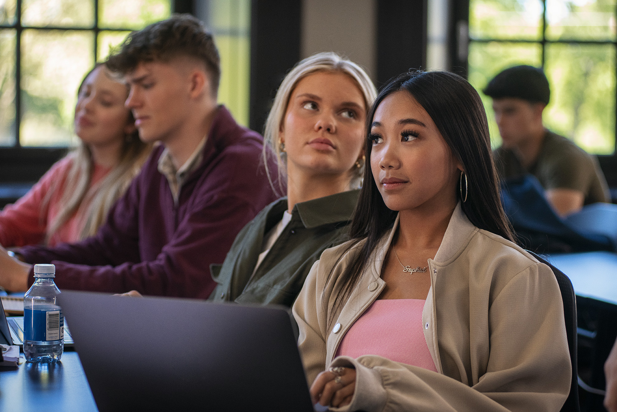 Elever fra Handelsgymnasiet NVG sider i et klasselokale