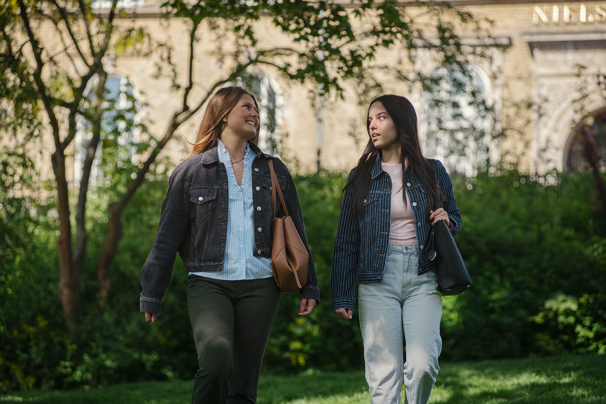 Elever fra Det Internationale Gymnasium går og har en samtale