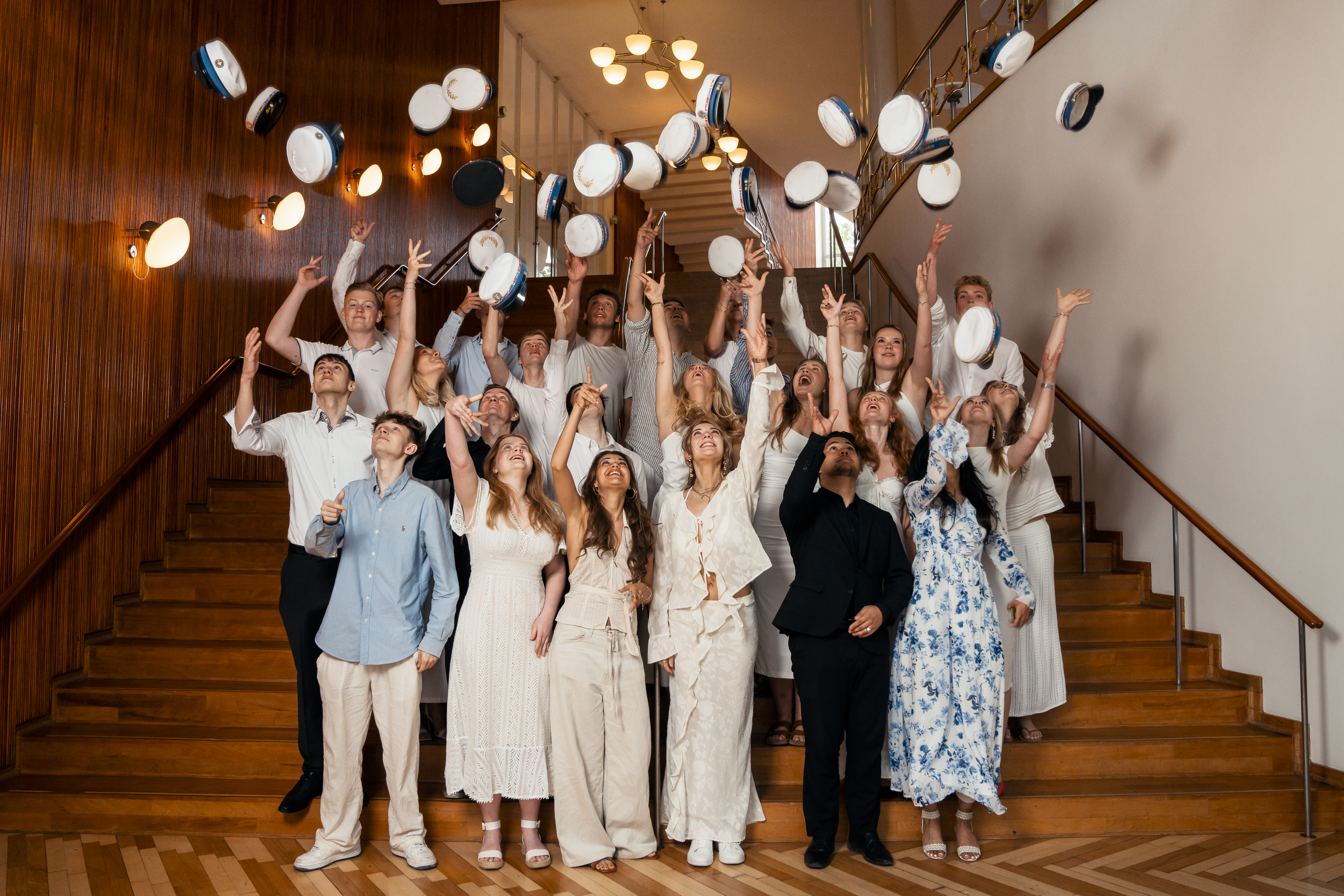 Elever fra Det Internationale Gymnasium kaster deres studenterhuer op i luften til dimission