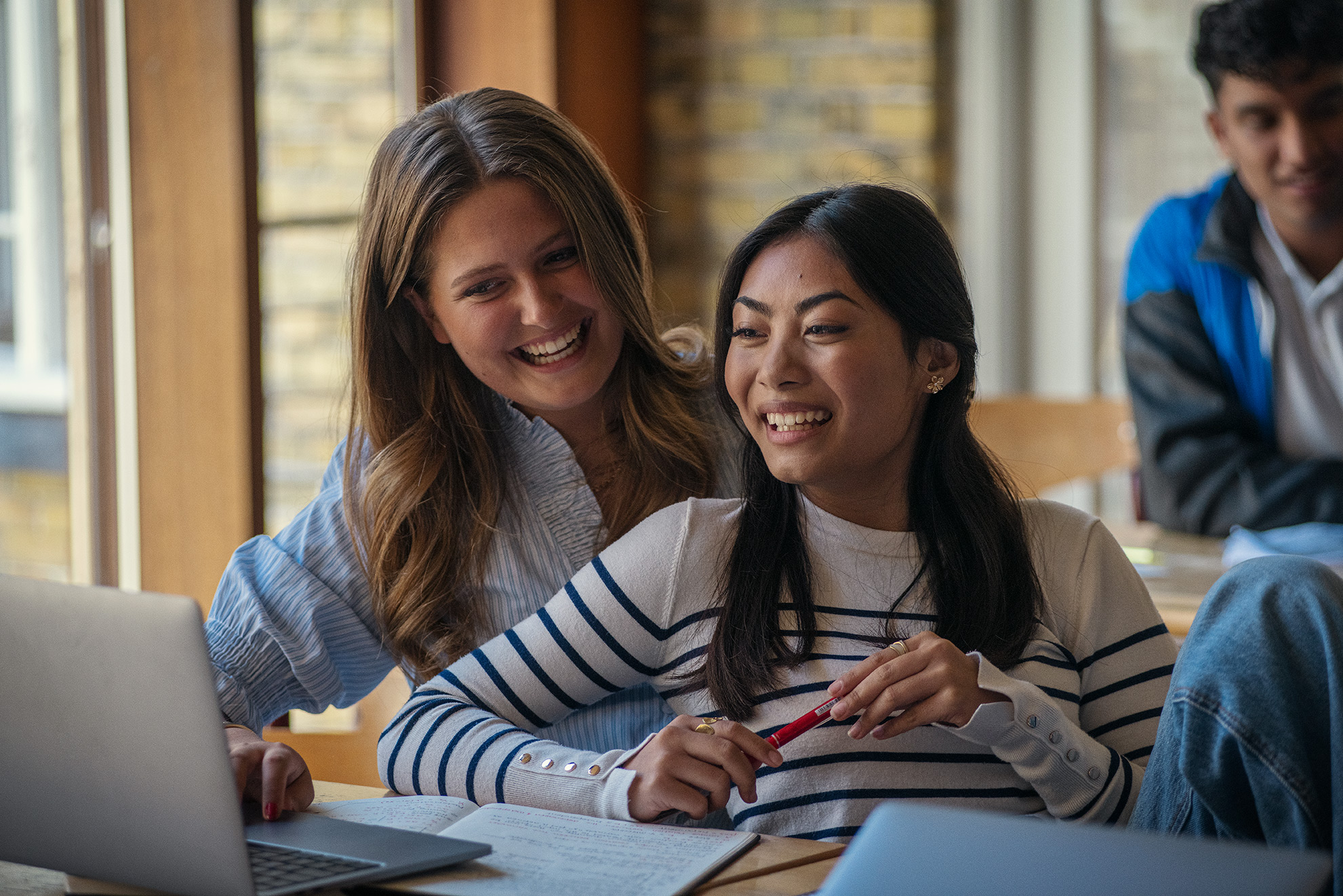 Elever fra Det Internationale Gymnasium har en samtale