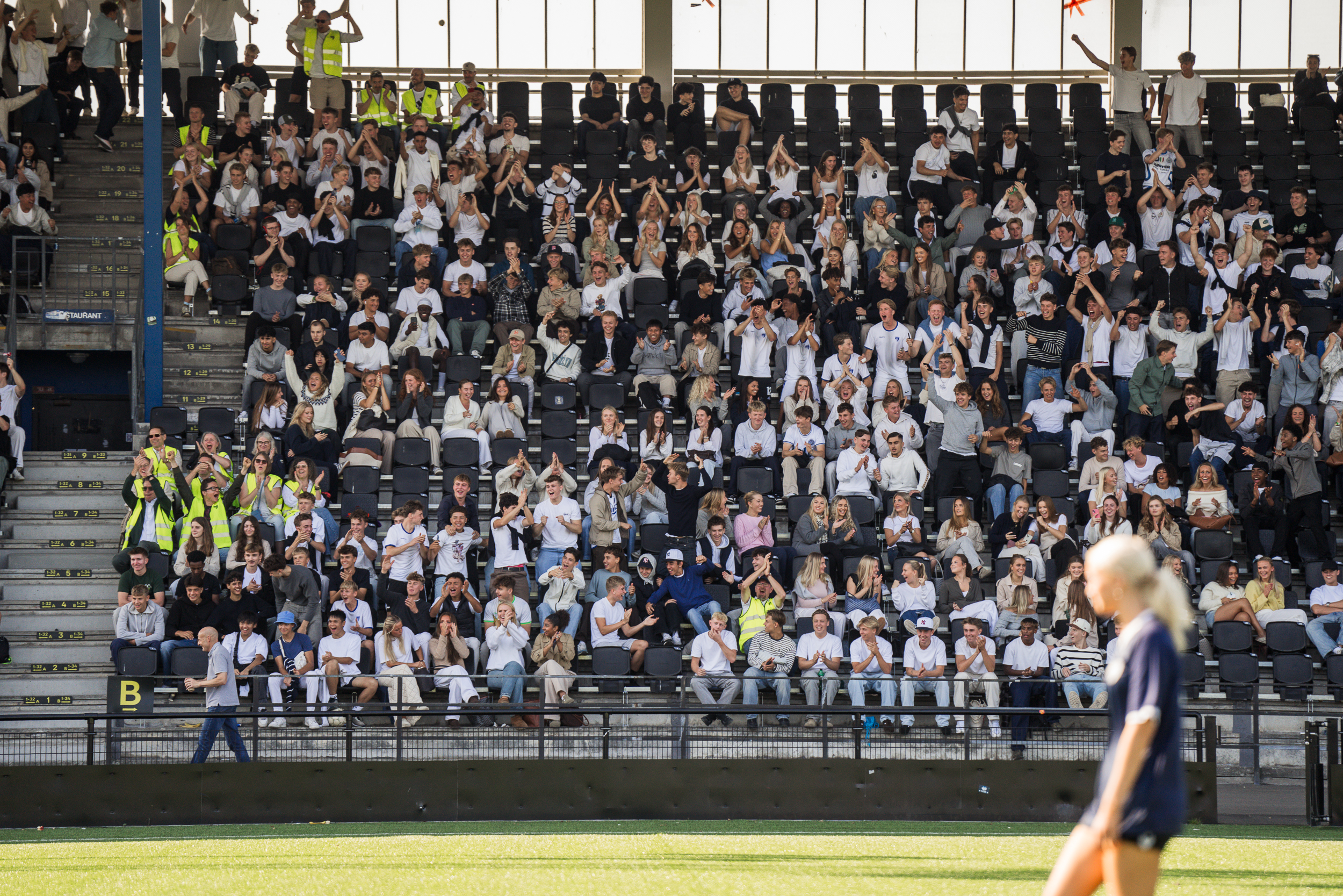Elever og medarbejdere hepper fra tribunen til Niels Brock Cup