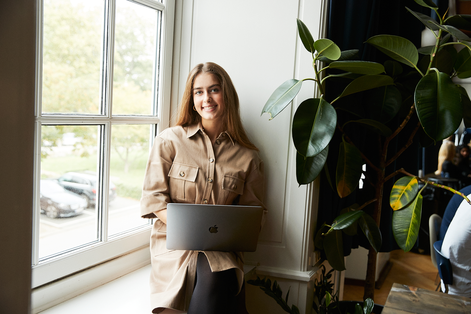 Elev der sidder og tager noter på en computer