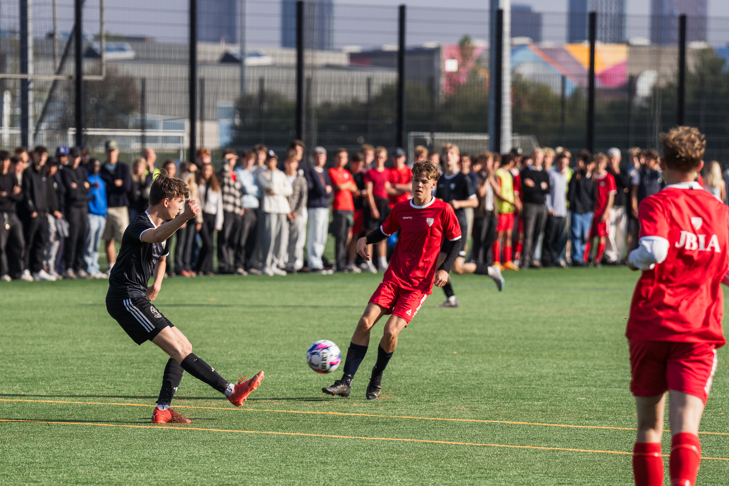 Elever spiller fodbold til Niels Brock Cup