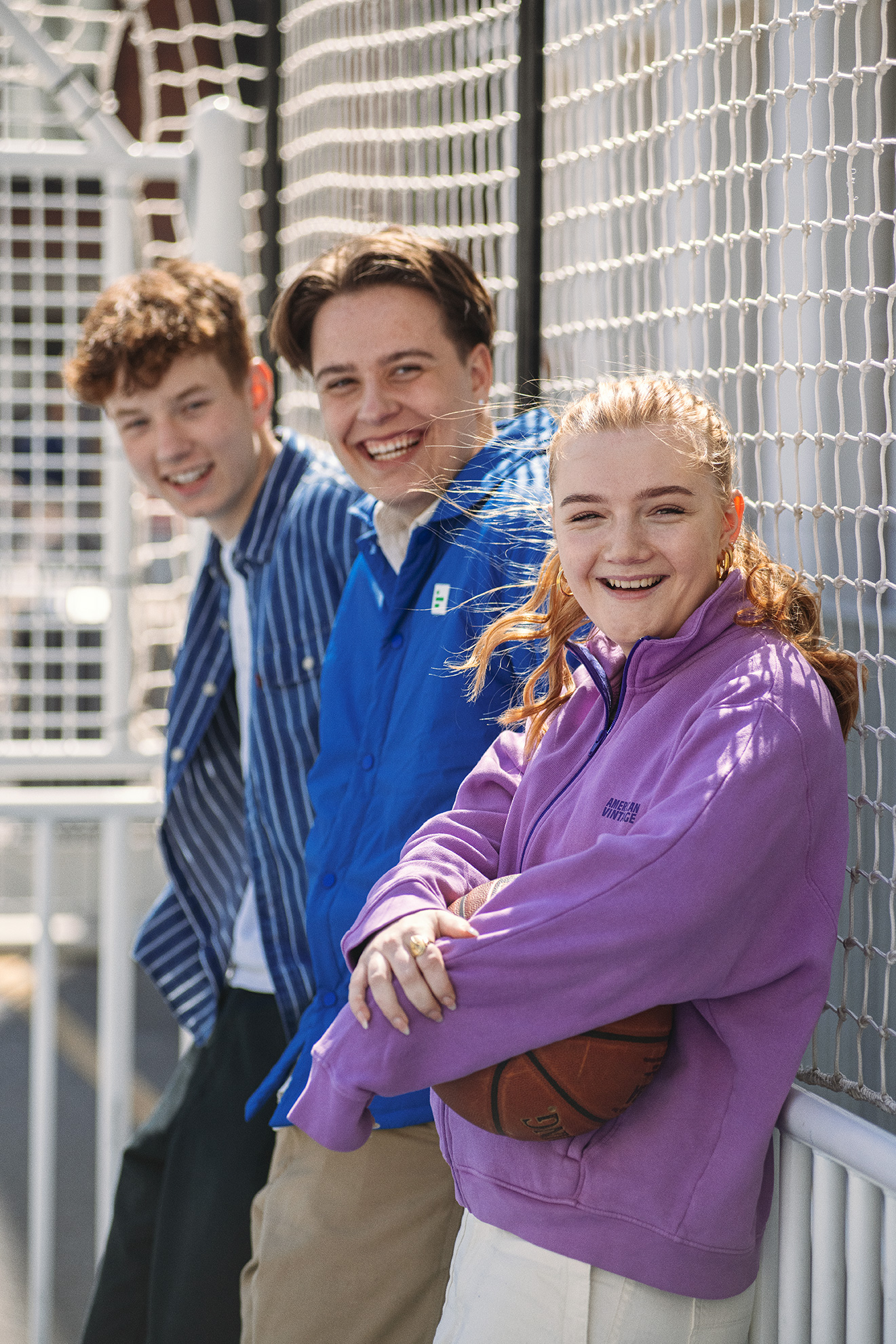 Elever fra Innovationsgymnasiet står og har en samtale udenfor