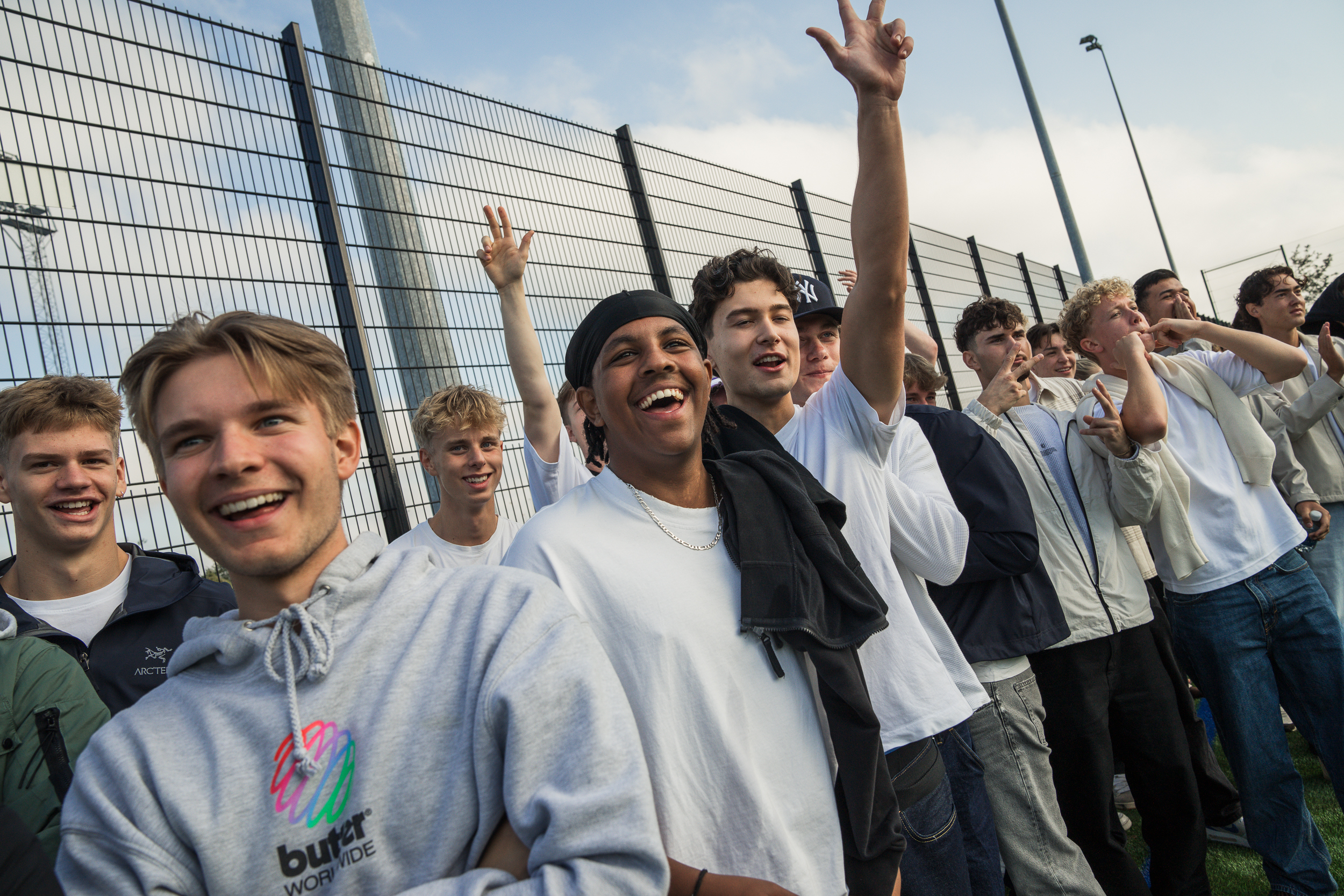 Elever står og hepper til Niels Brock Cup