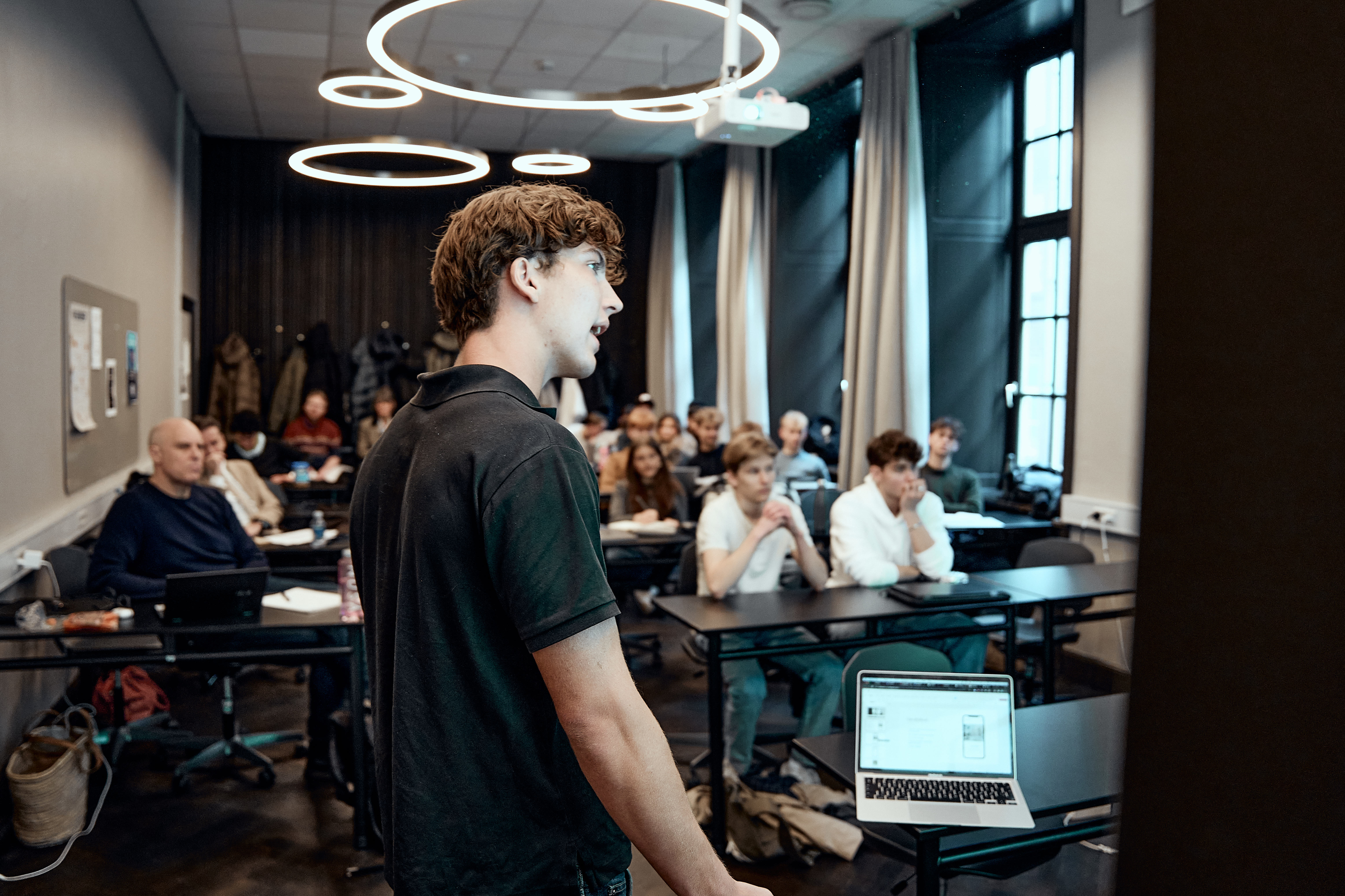 Elev fra Jesper Buchs Iværksætterakademi står og præsenter noget foran en klasse