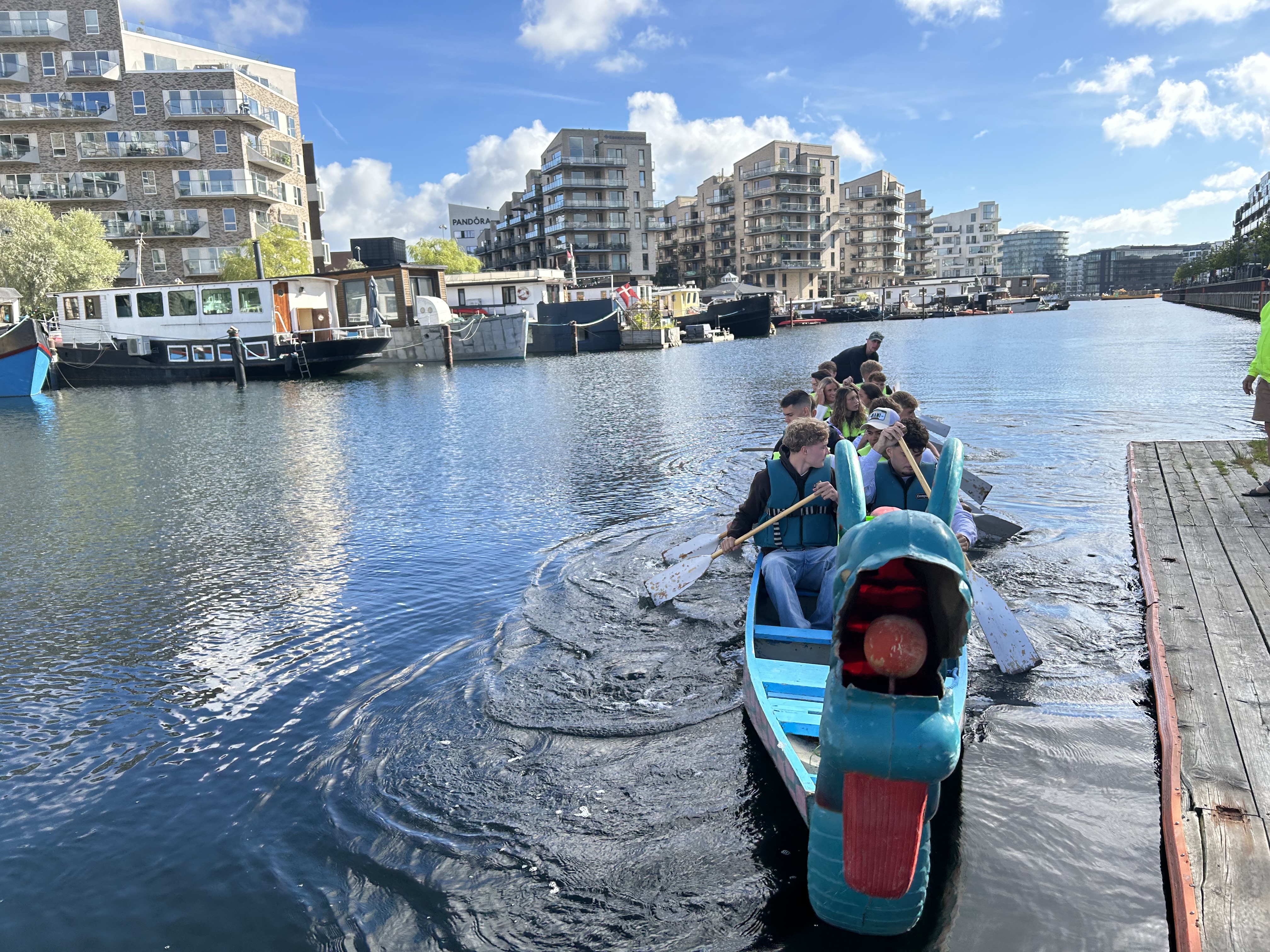 Elever sejler i kano i en kanal