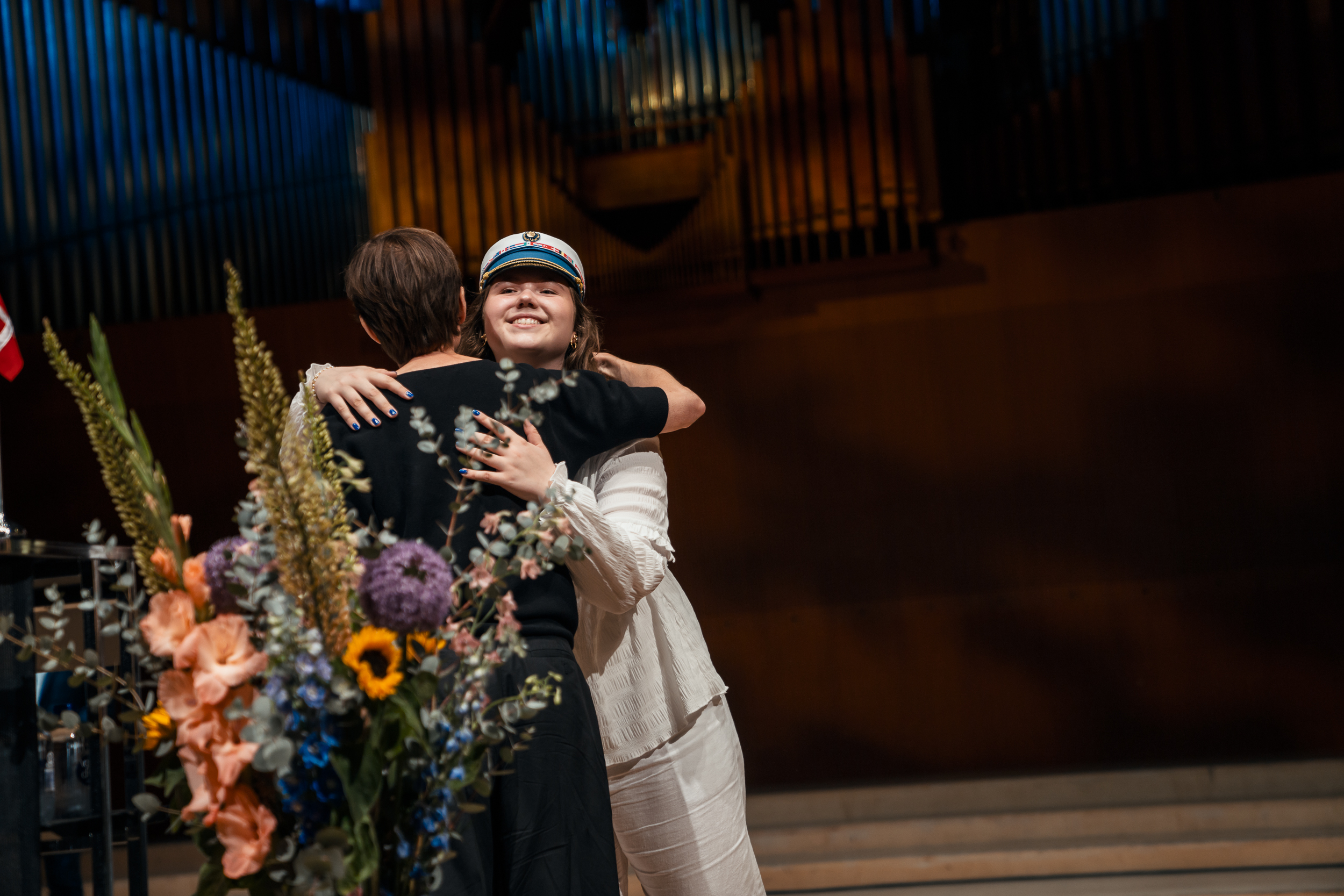 Elev og medarbejder krammer til dimission i DR's Koncertsal