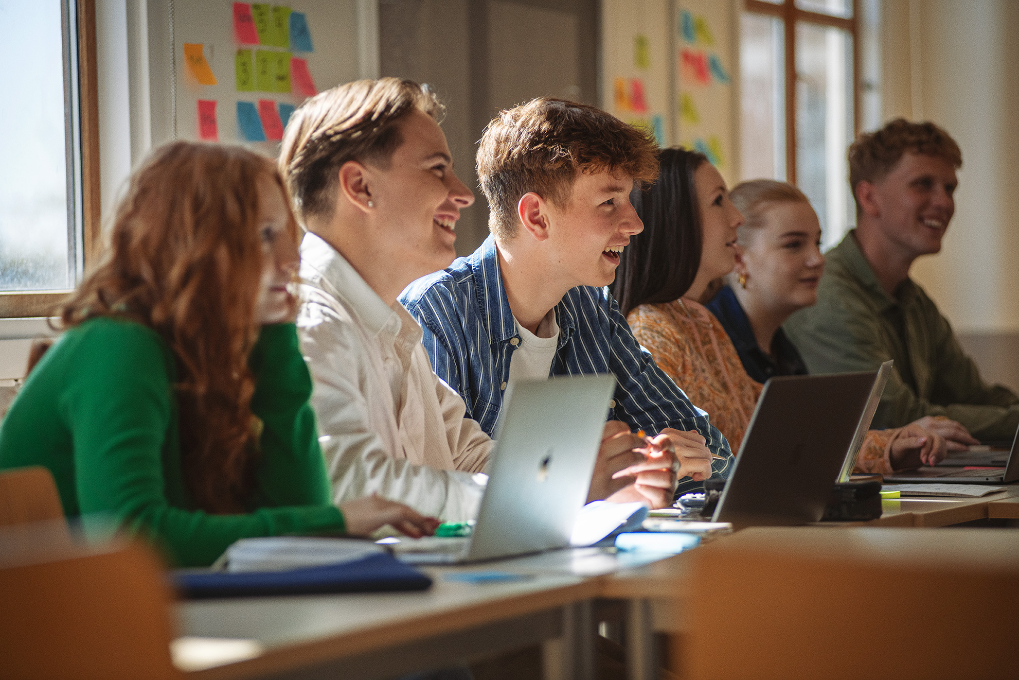 Elever fra Innovationsgymnasiet sider og har en samtale