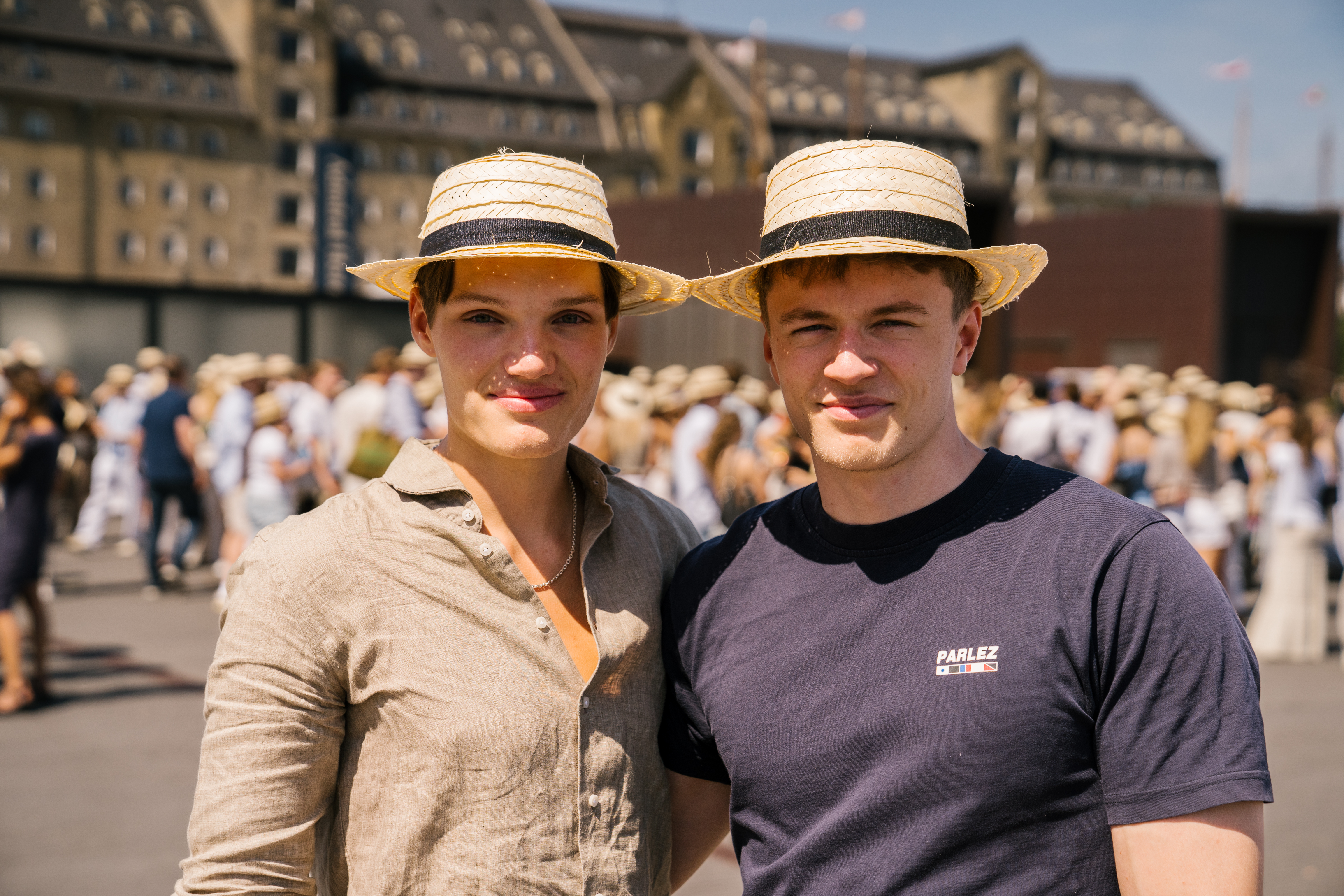 To elever med stråhatte på til stråhattedag