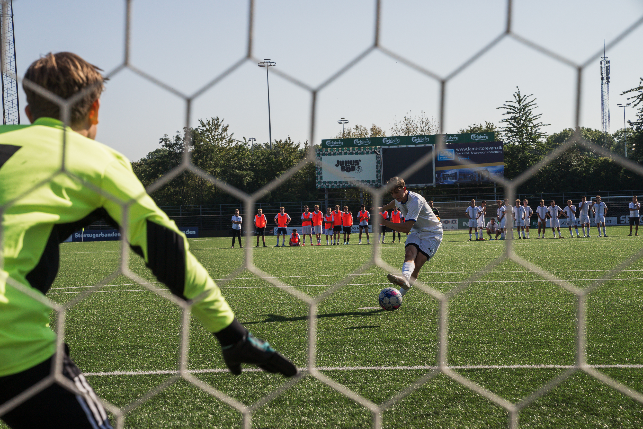 Elev skyder straffespark i Niels Brock Cup