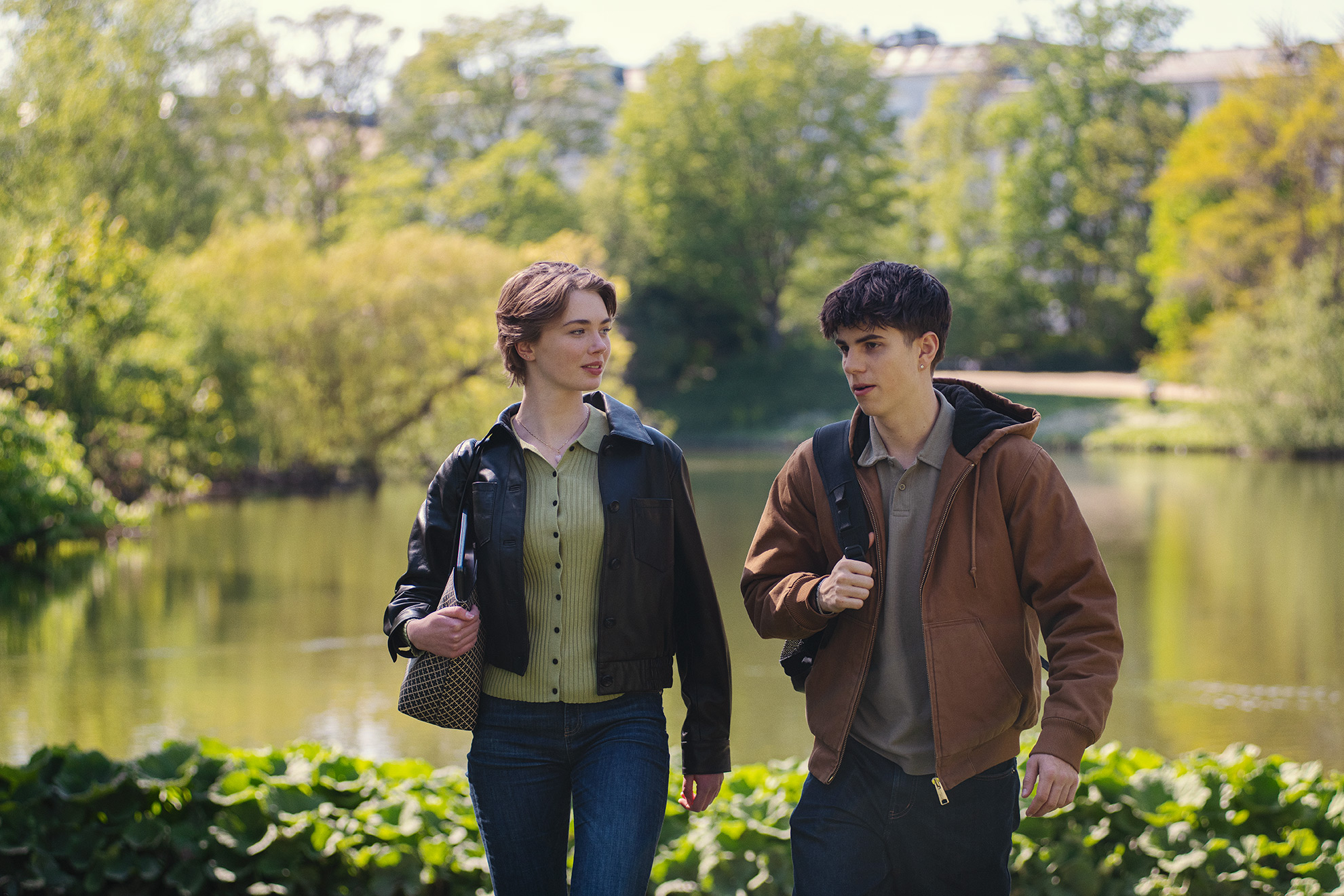 To elever fra Det Internationale Gymnasium har en samtale udenfor