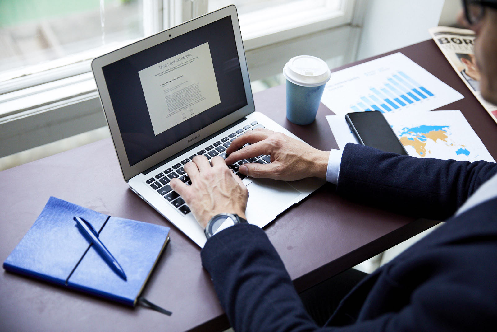 Mand arbejder på computer