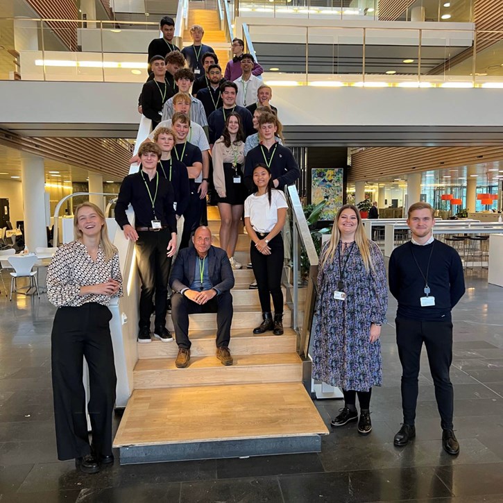 Elever og medarbejder får taget et billede på en trappe