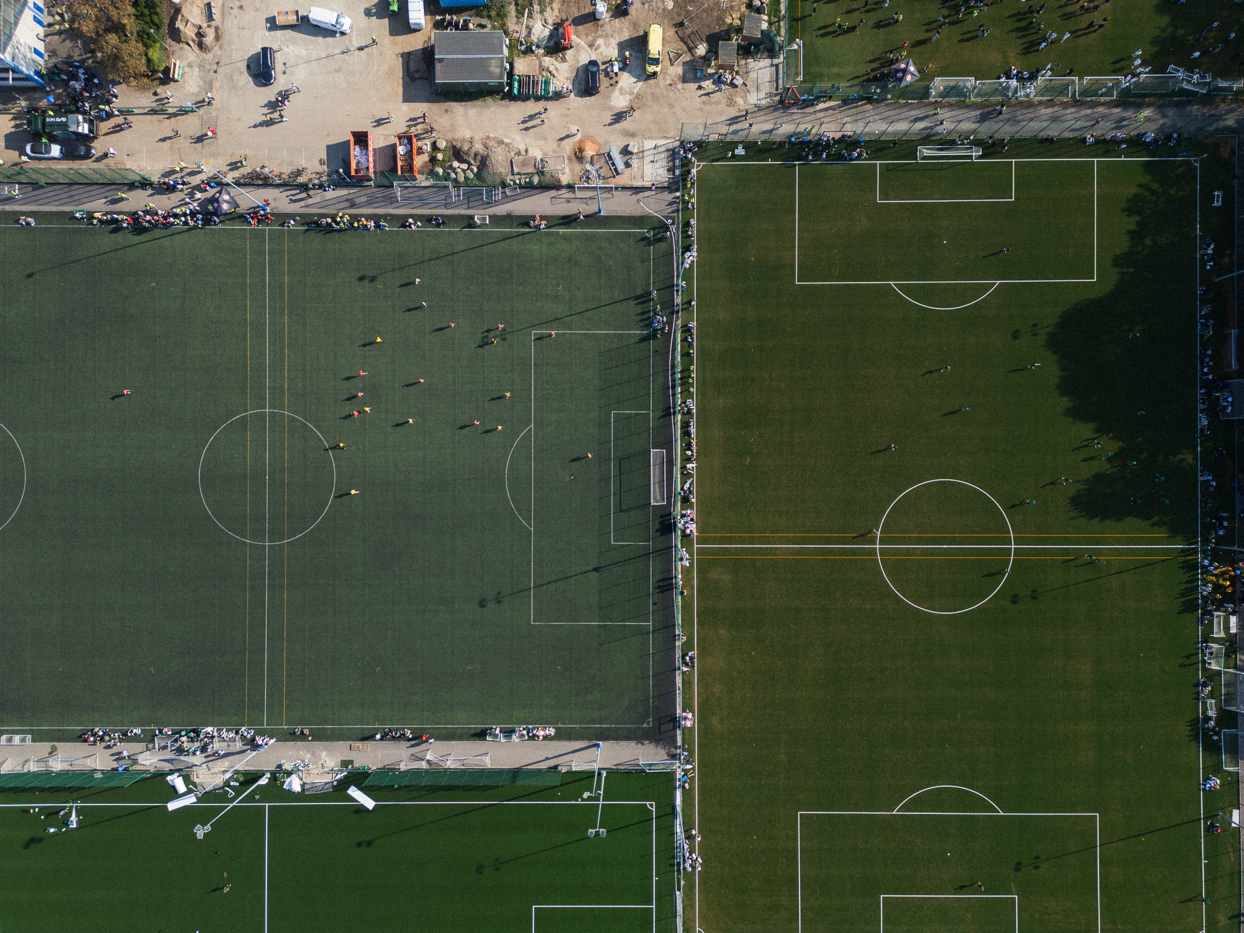 Elever spiller fodbold til Niels Brock Cup