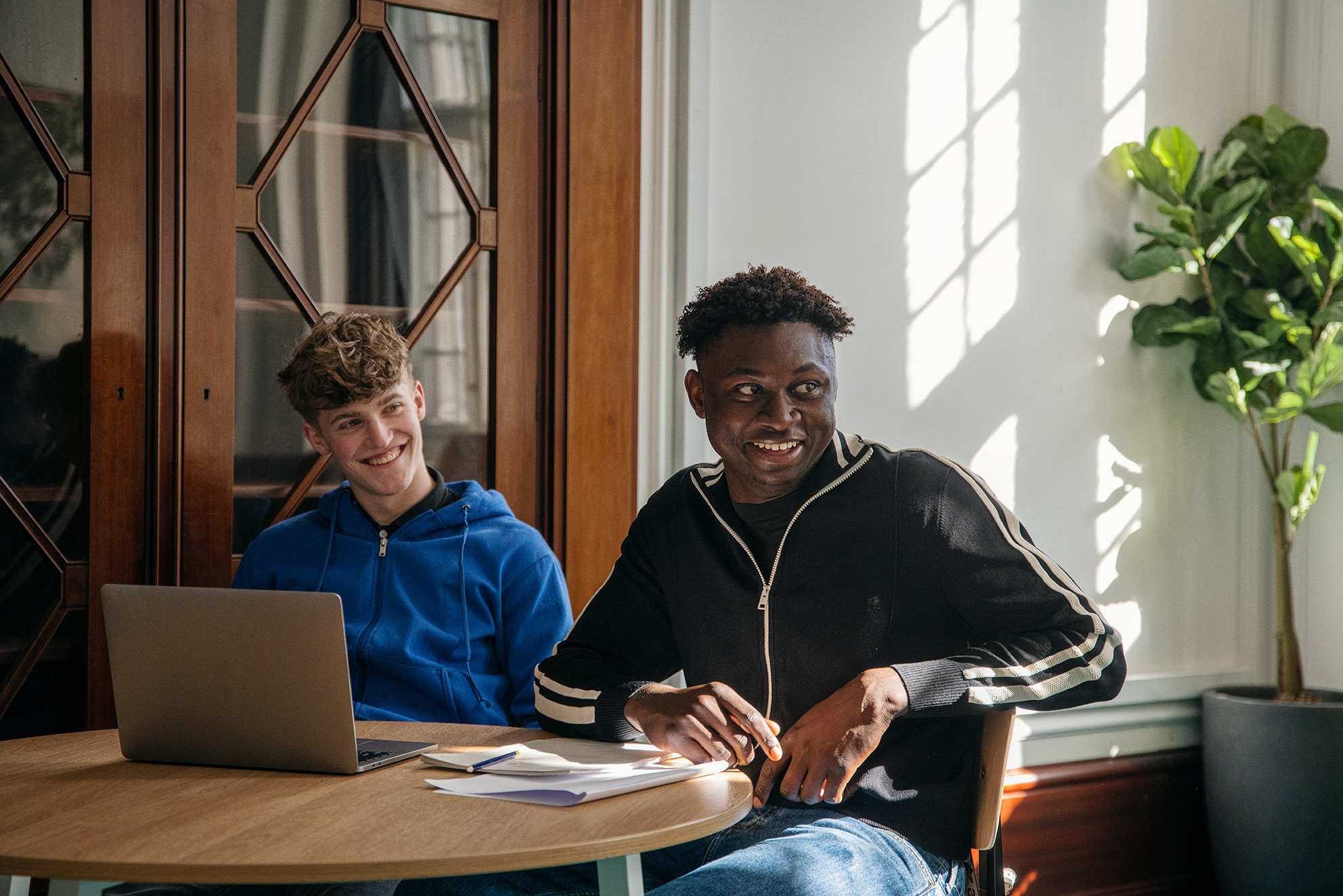 To elever fra EUX-Gymnasiet sider og har en samtale