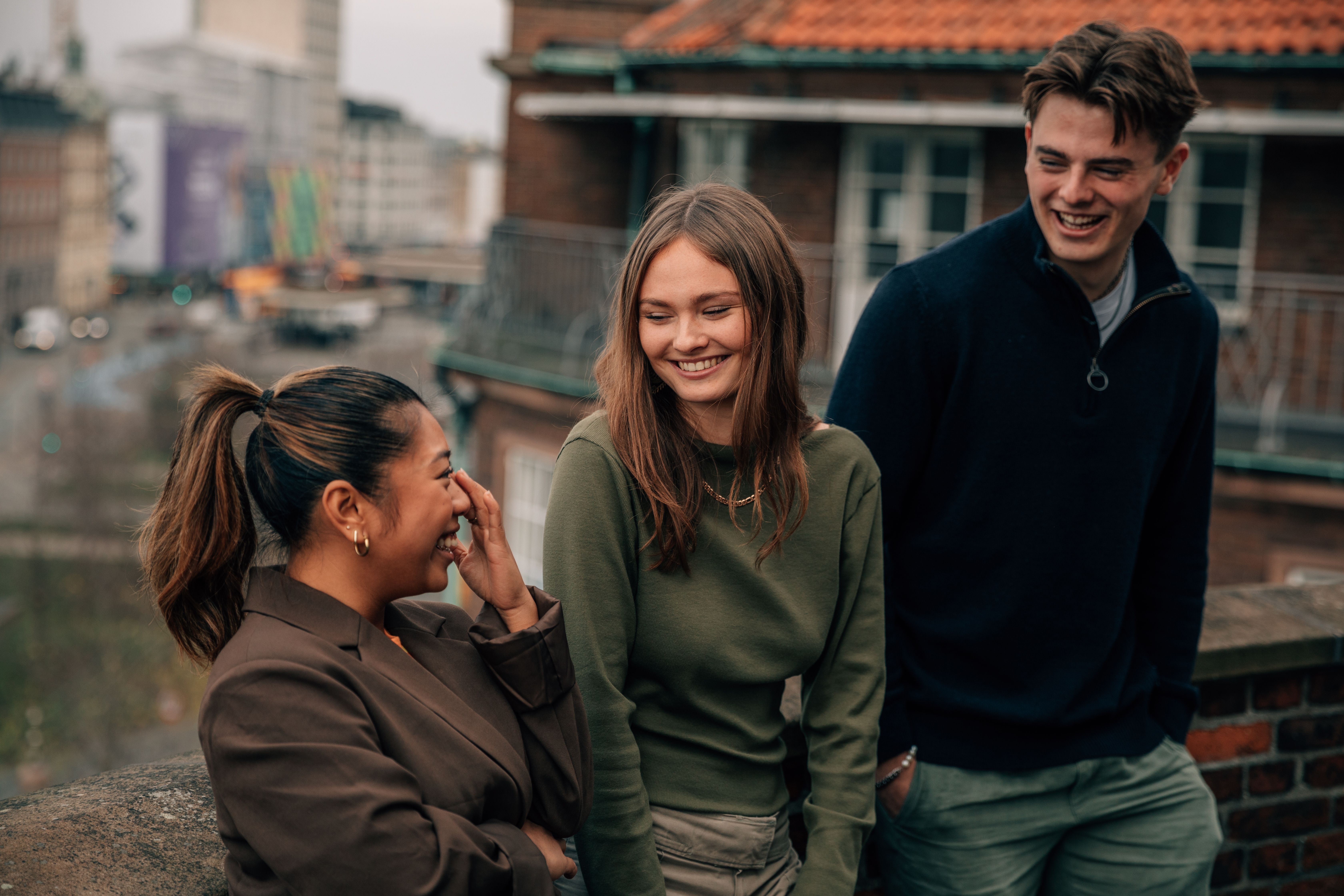 Elever der står og griner