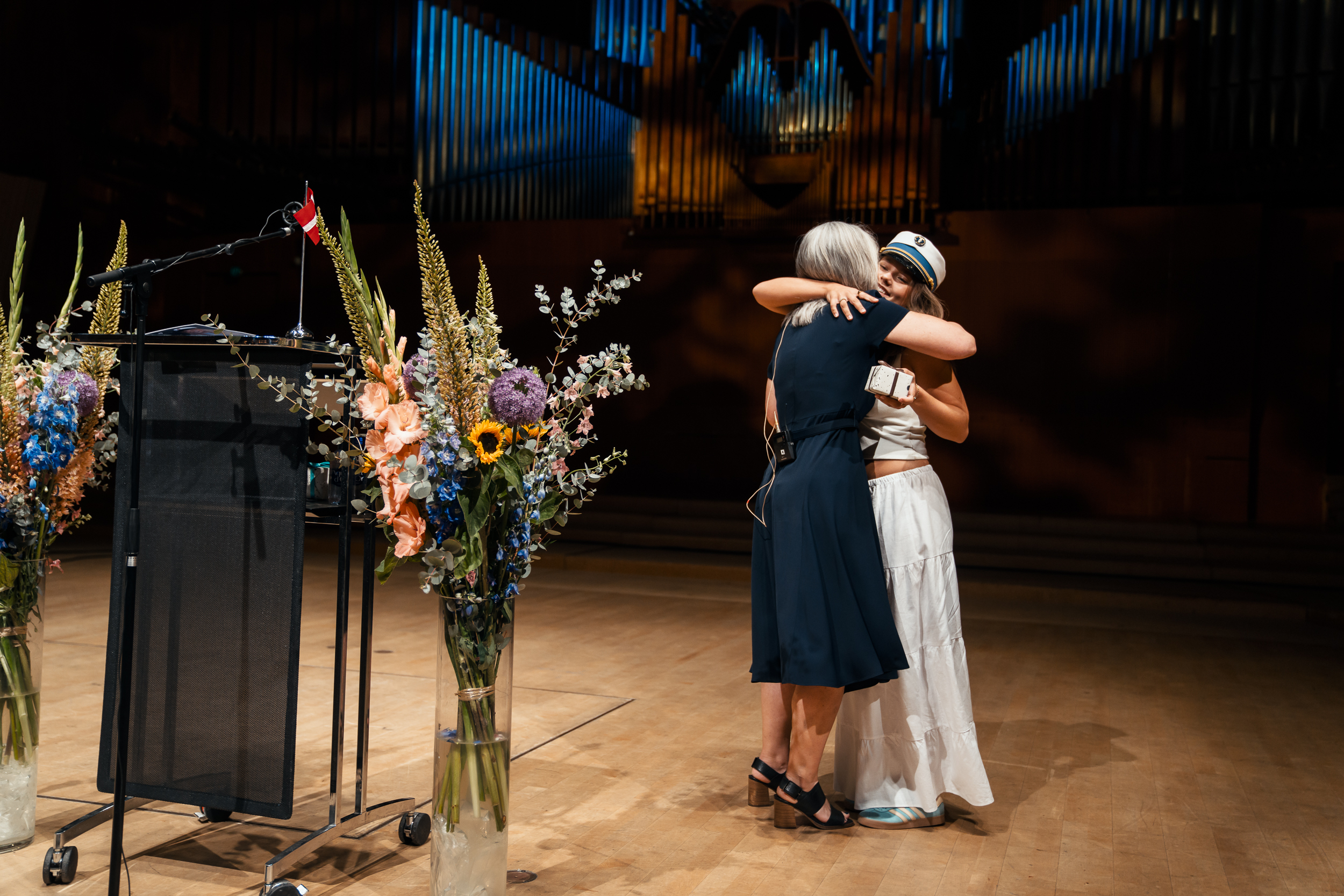 Elev og medarbejder krammer til dimission i DR's Koncertsal